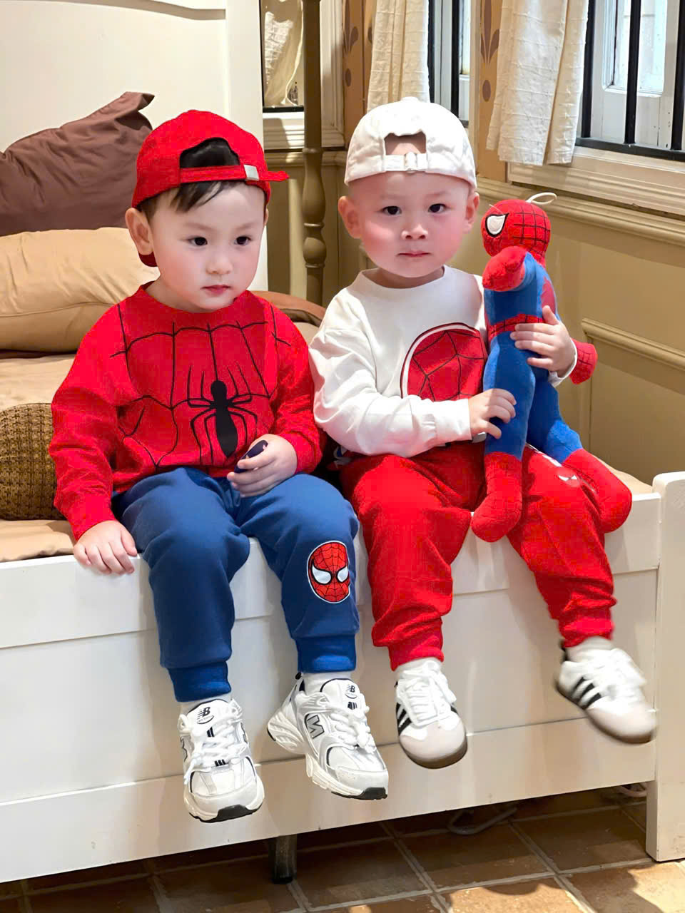 T379 - SET 2 BỘ BÉ TRAI DÀI TAY NHỆN đỏ trắng QUẦN XANH