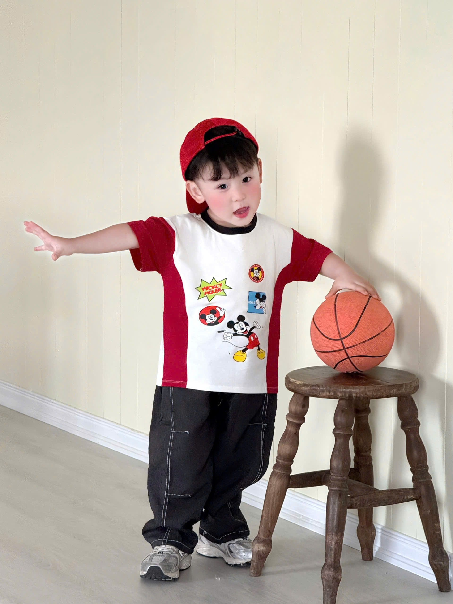 T385 - SET BÉ TRAI ÁO TRẮNG PHỐI ĐỎ MICKEY QUẦN BÒ SUÔNG ĐEN