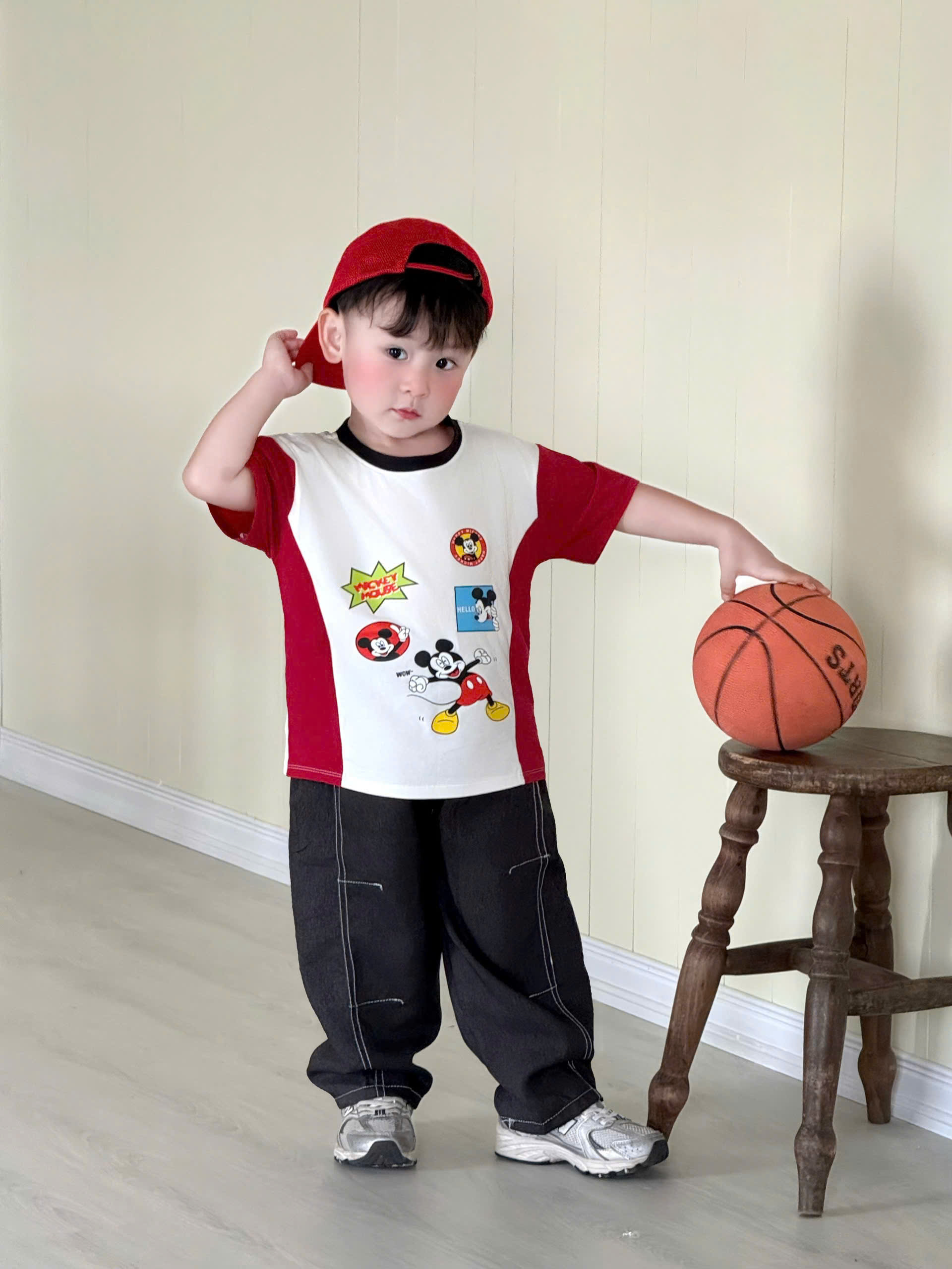 T385 - SET BÉ TRAI ÁO TRẮNG PHỐI ĐỎ MICKEY QUẦN BÒ SUÔNG ĐEN