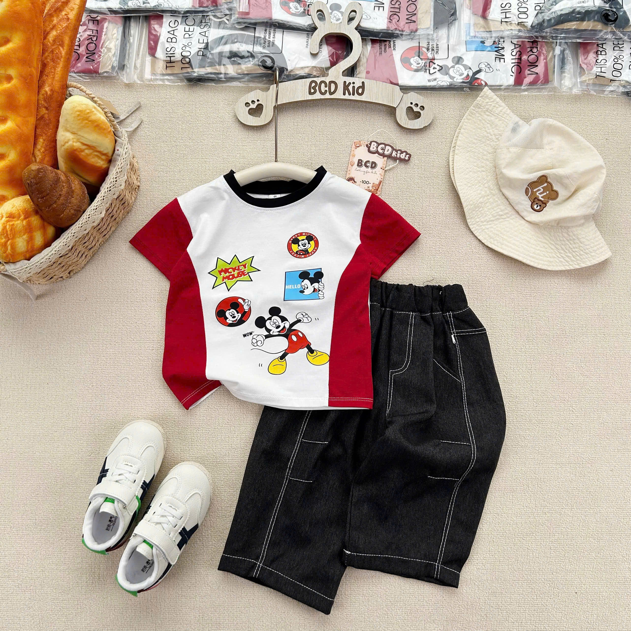 T385 - SET BÉ TRAI ÁO TRẮNG PHỐI ĐỎ MICKEY QUẦN BÒ SUÔNG ĐEN
