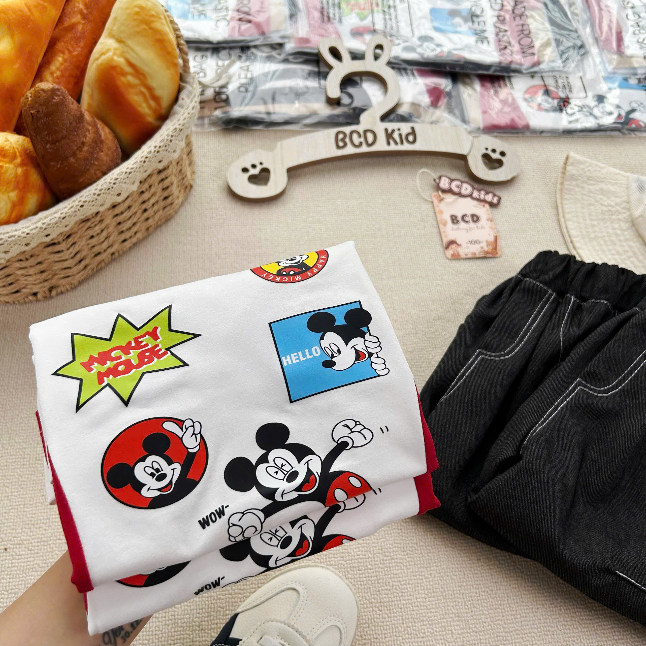 T385 - SET BÉ TRAI ÁO TRẮNG PHỐI ĐỎ MICKEY QUẦN BÒ SUÔNG ĐEN