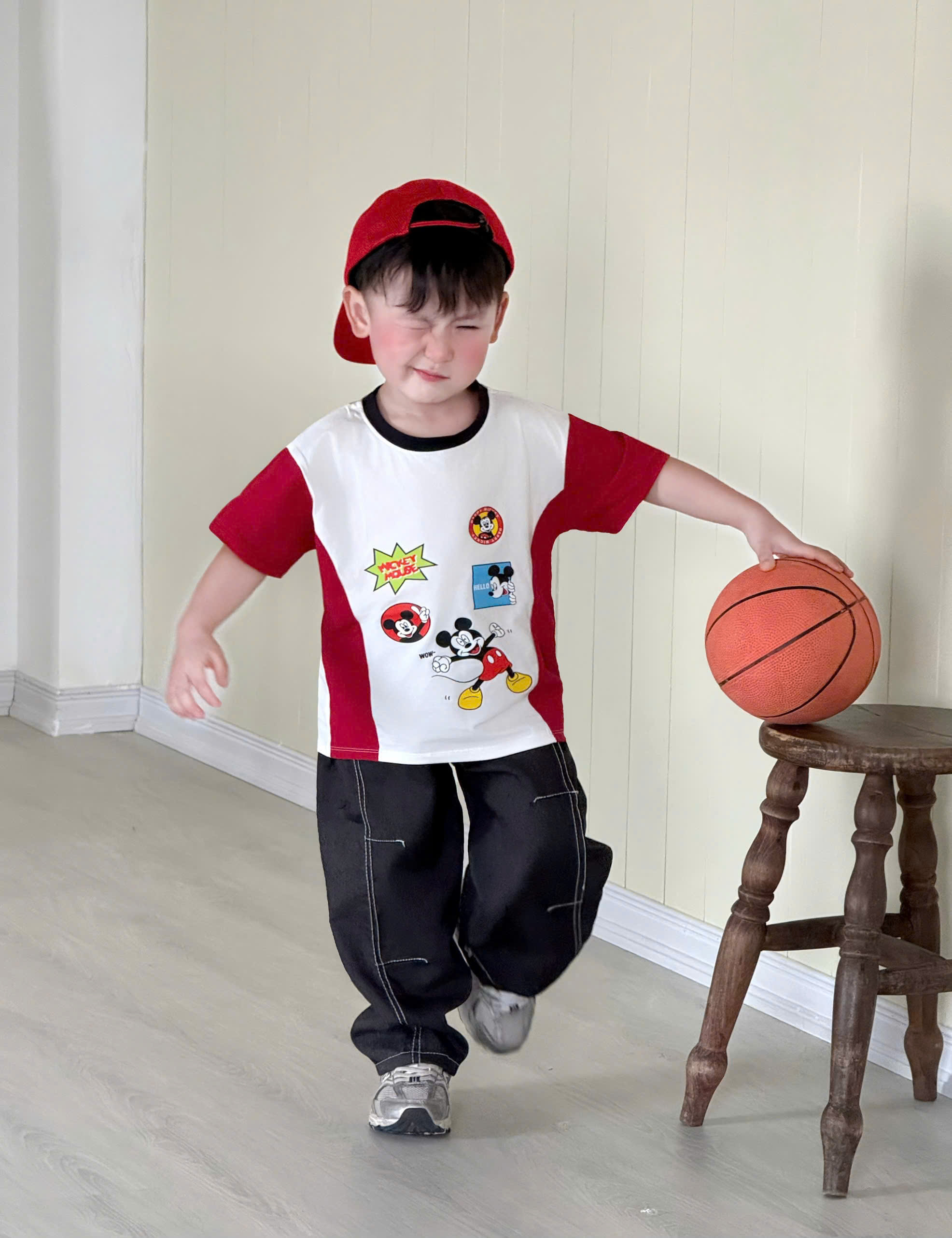 T385 - SET BÉ TRAI ÁO TRẮNG PHỐI ĐỎ MICKEY QUẦN BÒ SUÔNG ĐEN