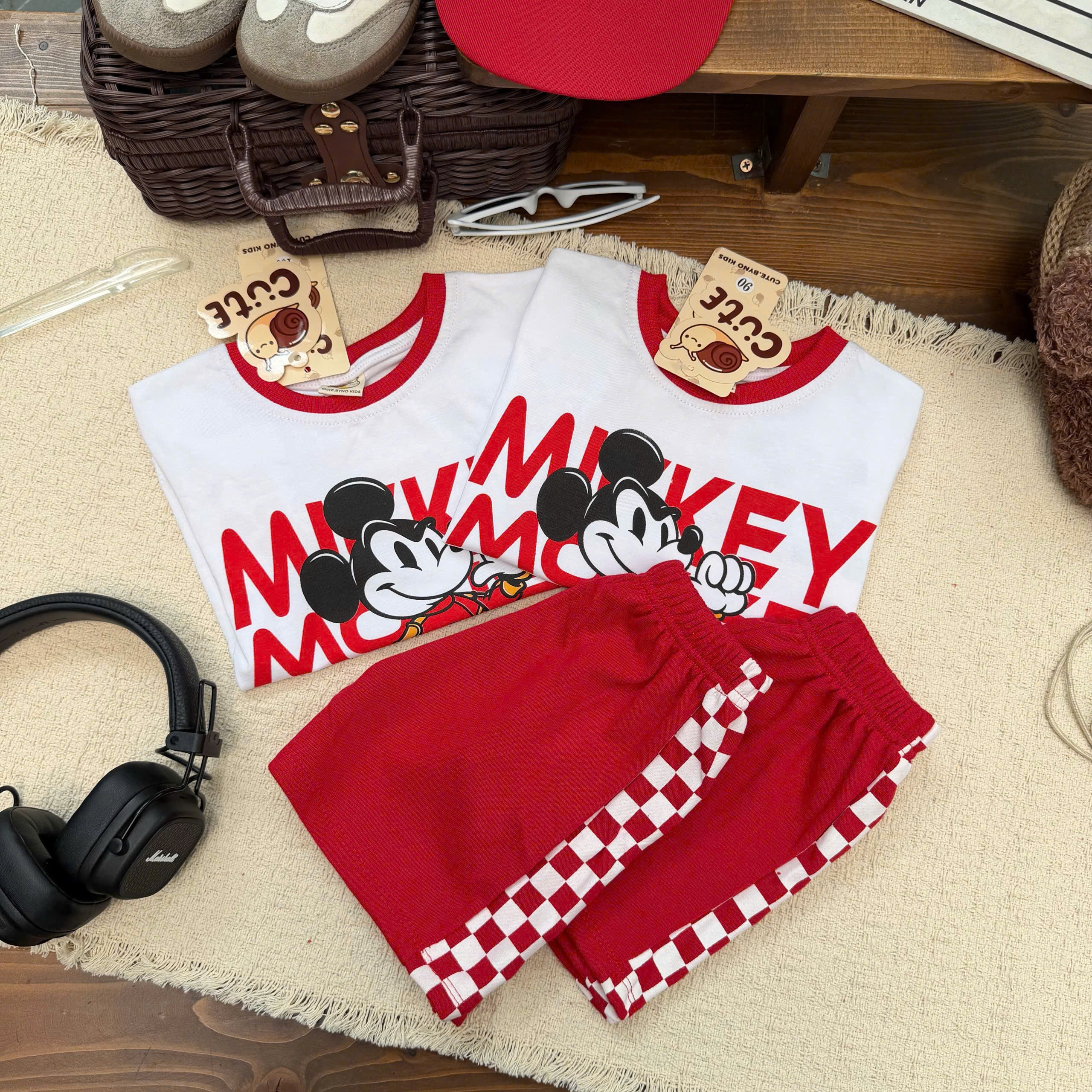 T386 - BỘ ĐÙI BÉ TRAI ÁO TRẮNG MICKEY MOUSE QUẦN ĐỎ KÈM MŨ