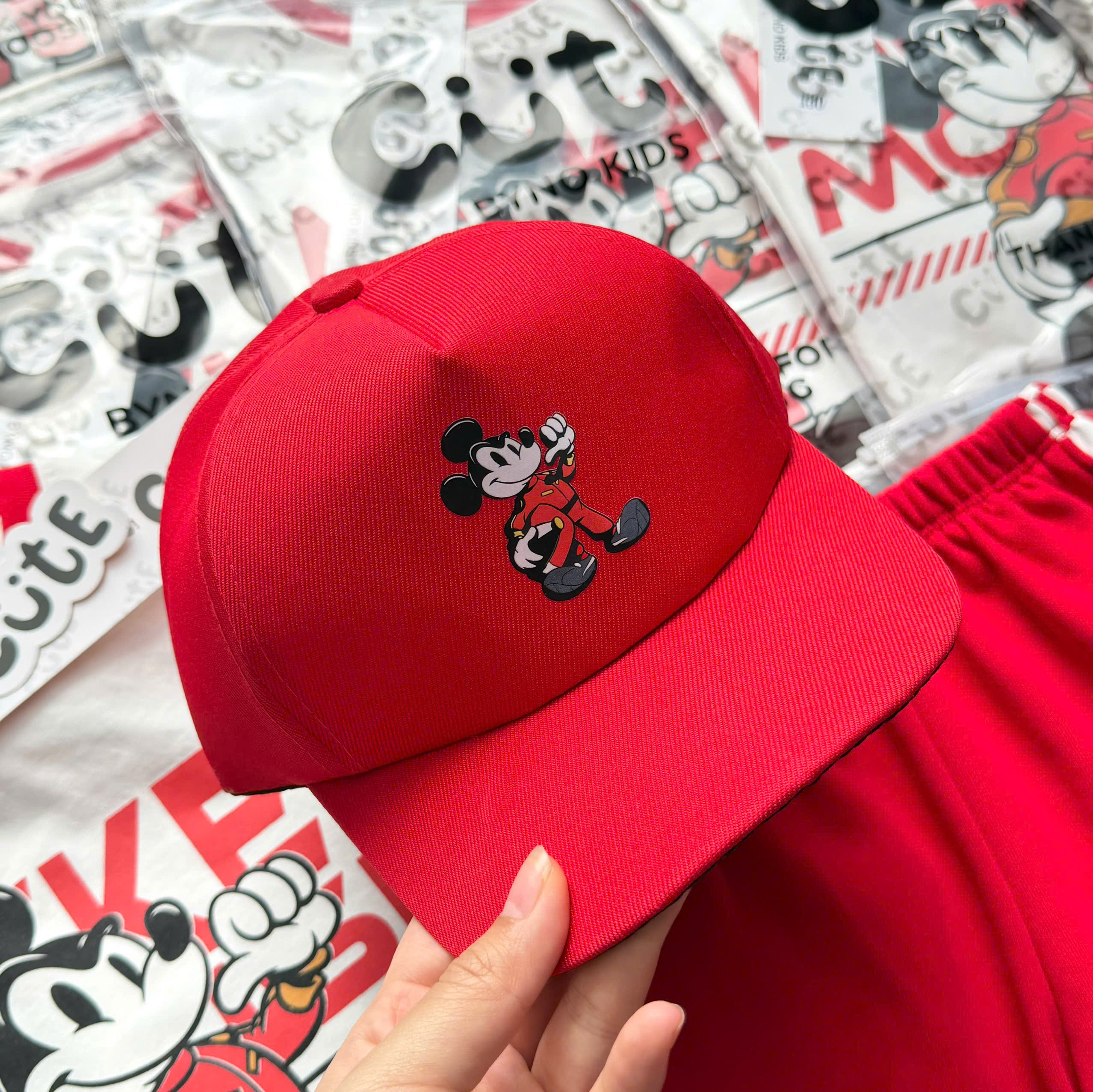 T386 - BỘ ĐÙI BÉ TRAI ÁO TRẮNG MICKEY MOUSE QUẦN ĐỎ KÈM MŨ