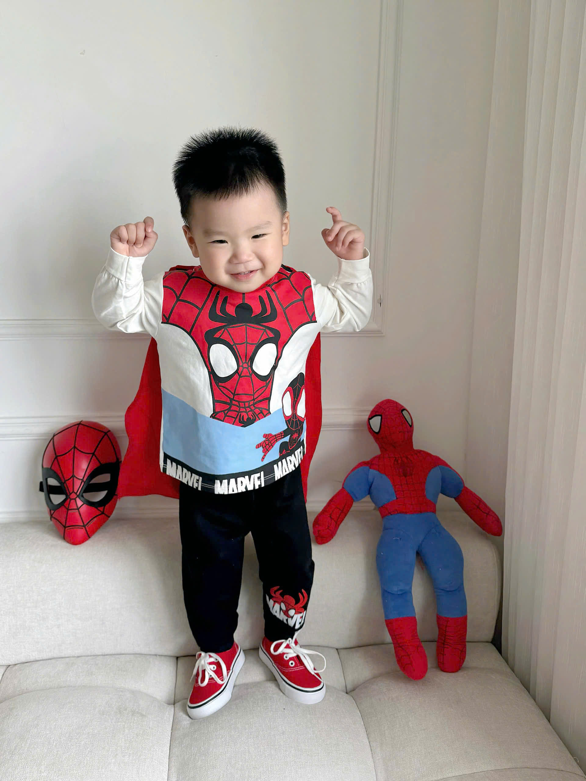 T389 - BỘ BÉ TRAI DÀI TAY NHỆN MARVEL QUẦN ĐEN KÈM CHOÀNG