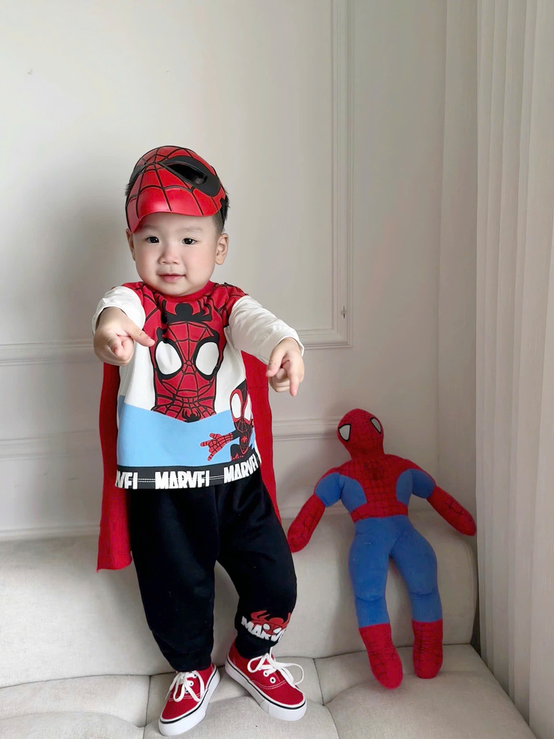 T389 - BỘ BÉ TRAI DÀI TAY NHỆN MARVEL QUẦN ĐEN KÈM CHOÀNG