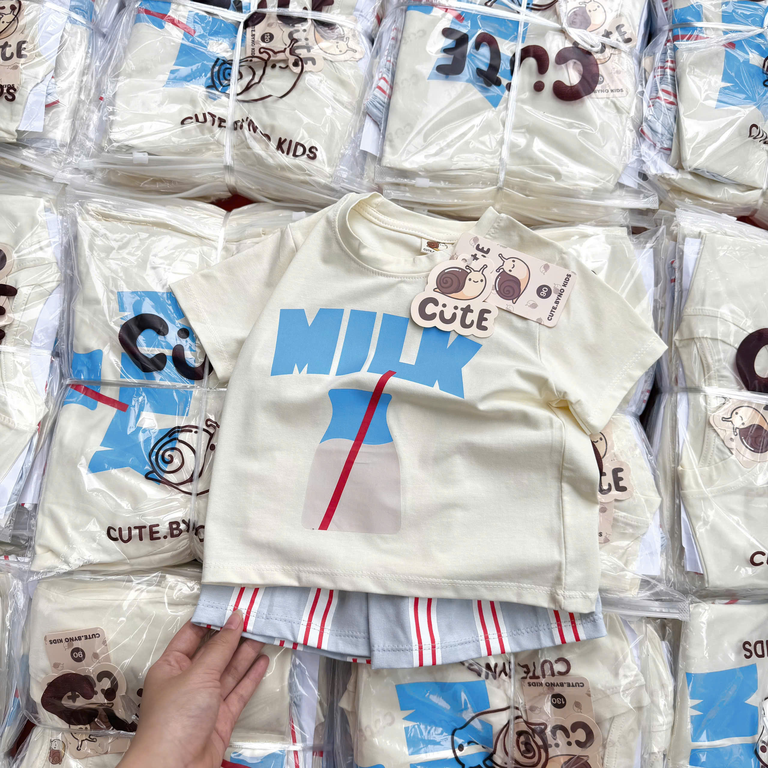 T393 - BỘ ĐÙI BÉ TRAI ÁO BE MILK QUẦN SỌC