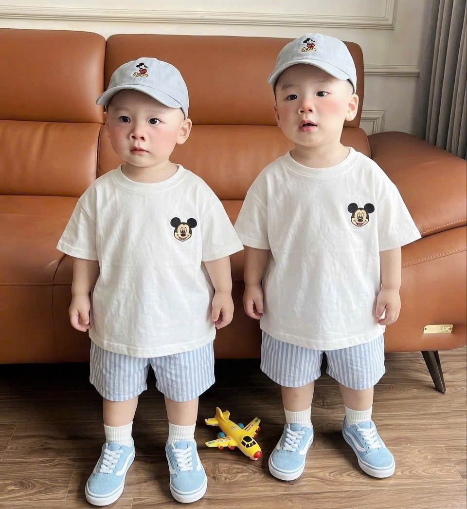 T400 - BỘ ĐÙI BÉ TRAI ÁO TRẮNG MICKEY QUẦN XANH SỌC KÈM MŨ