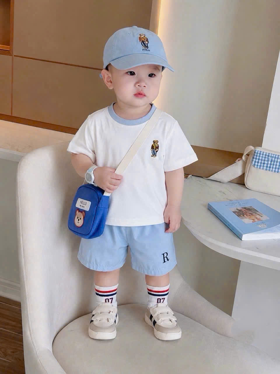 T403 - BỘ ĐÙI BÉ TRAI ÁO TRẮNG THÊU GẤU QUẦN XANH KÈM MŨ