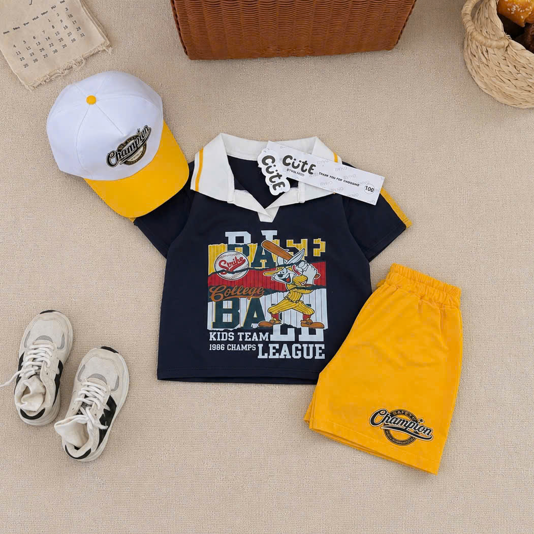 T406 - BỘ ĐÙI BÉ TRAI ÁO POLO THAN PHỐI VÀNG CHAMPION KÈM MŨ