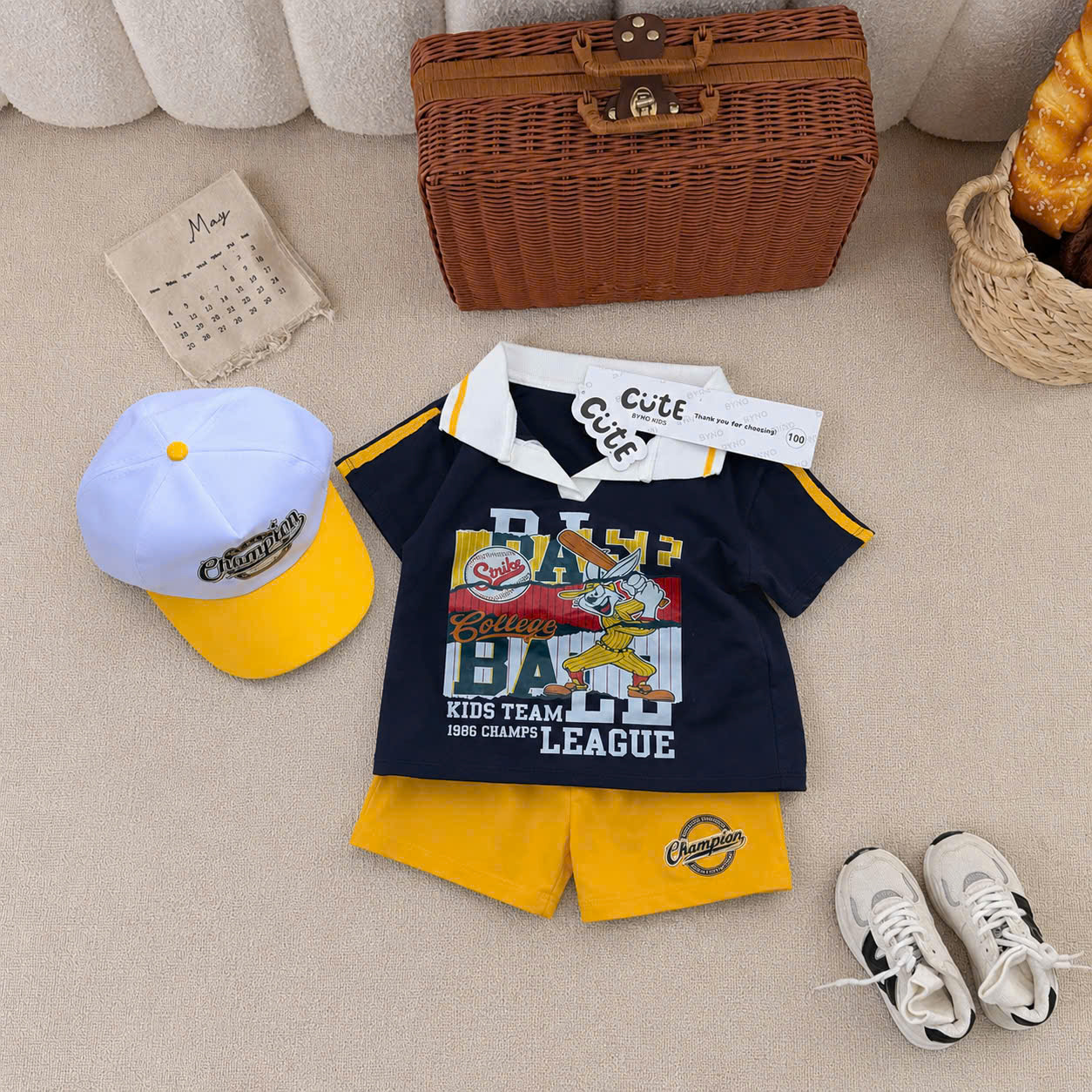 T406 - BỘ ĐÙI BÉ TRAI ÁO POLO THAN PHỐI VÀNG CHAMPION KÈM MŨ