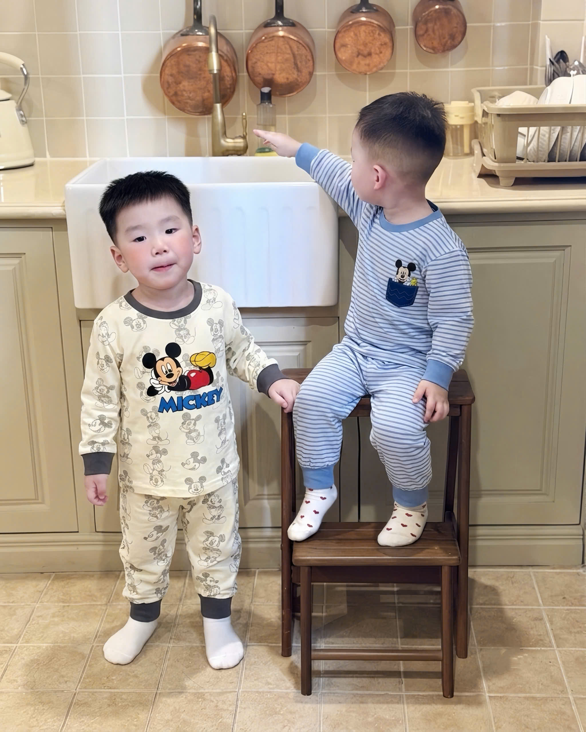 (chờ) T413 - SET 2 BỘ BÉ TRAI DÀI TAY MICKEY TRÀN xanh kẻ be