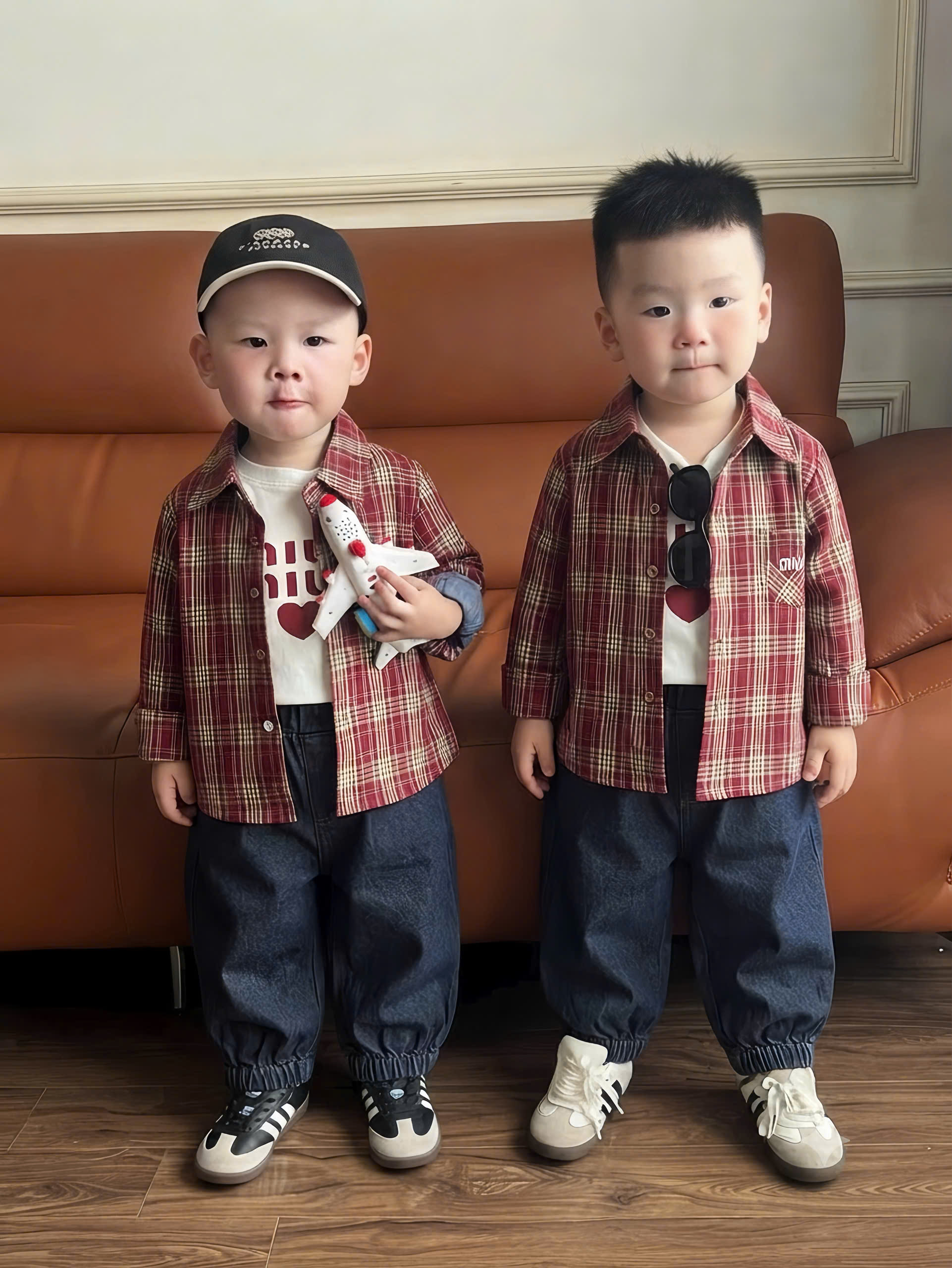 T433 - SET BÉ TRAI 3CT ÁO SƠ MI KẺ ĐỎ QUẦN BÒ KÈM THUN TRẮNG