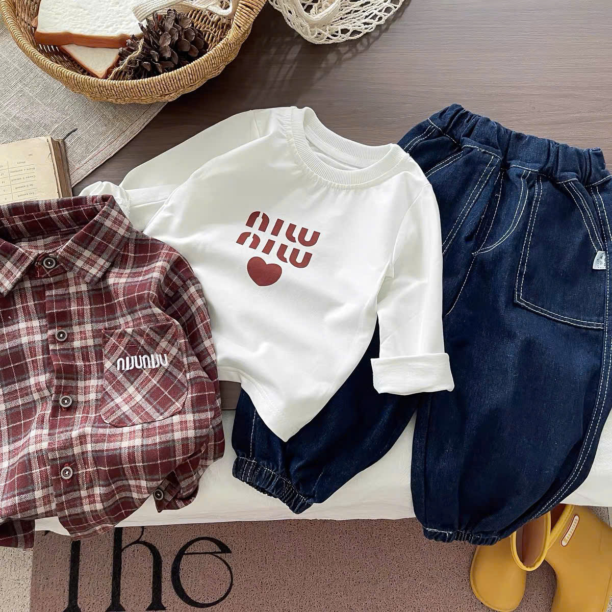 T433 - SET BÉ TRAI 3CT ÁO SƠ MI KẺ ĐỎ QUẦN BÒ KÈM THUN TRẮNG