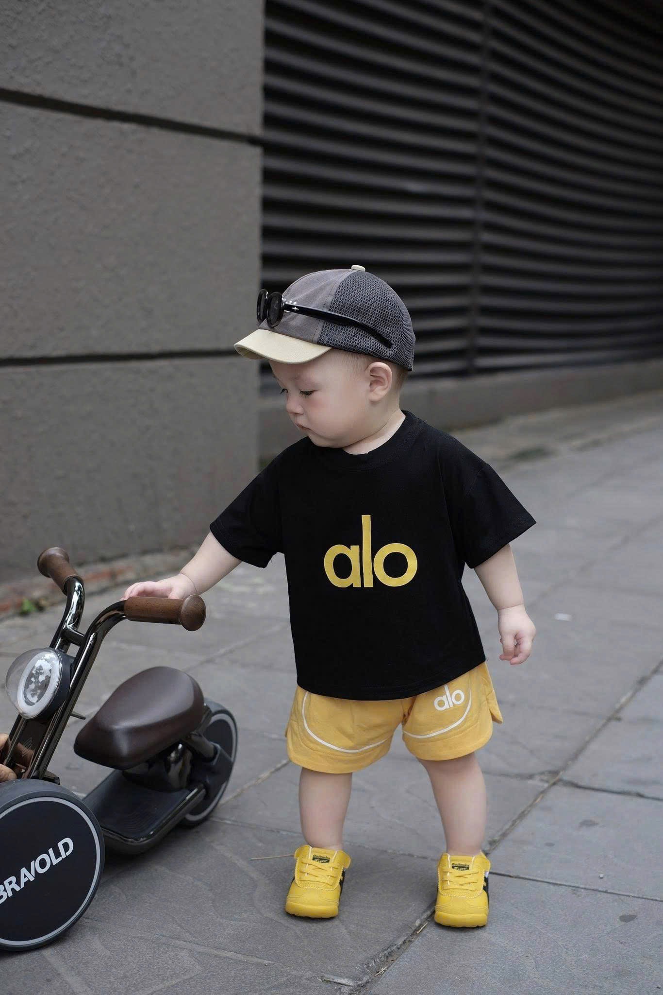 T704 - BỘ ĐÙI BÉ TRAI ÁO ĐEN alo QUẦN VÀNG