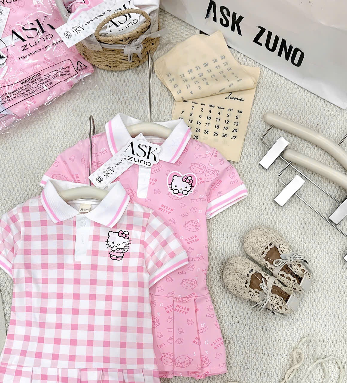 VB560 - VÁY BÉ GÁI POLO KITTY HỒNG XẾP LI