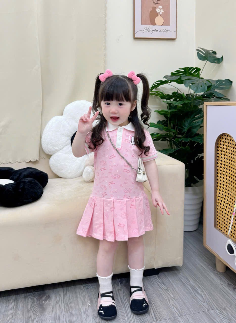 VB560 - VÁY BÉ GÁI POLO KITTY HỒNG XẾP LI