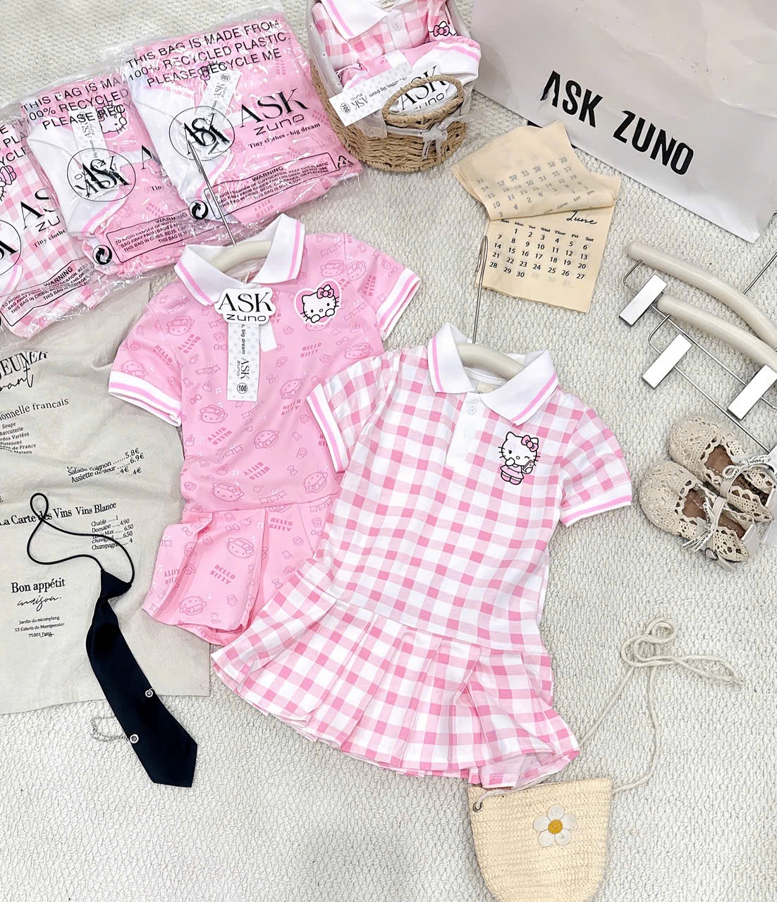 VB560 - VÁY BÉ GÁI POLO KITTY HỒNG XẾP LI