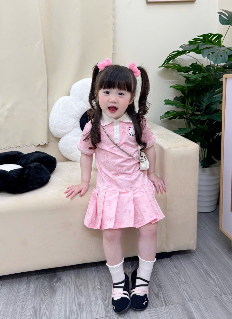 VB560 - VÁY BÉ GÁI POLO KITTY HỒNG XẾP LI