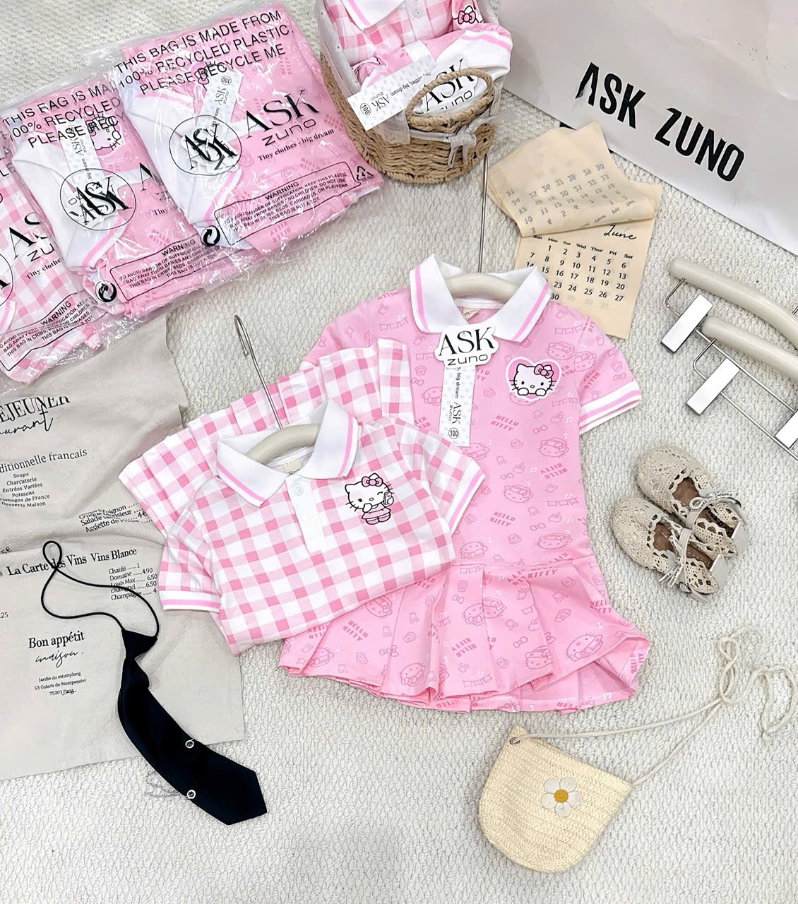 VB560 - VÁY BÉ GÁI POLO KITTY HỒNG XẾP LI