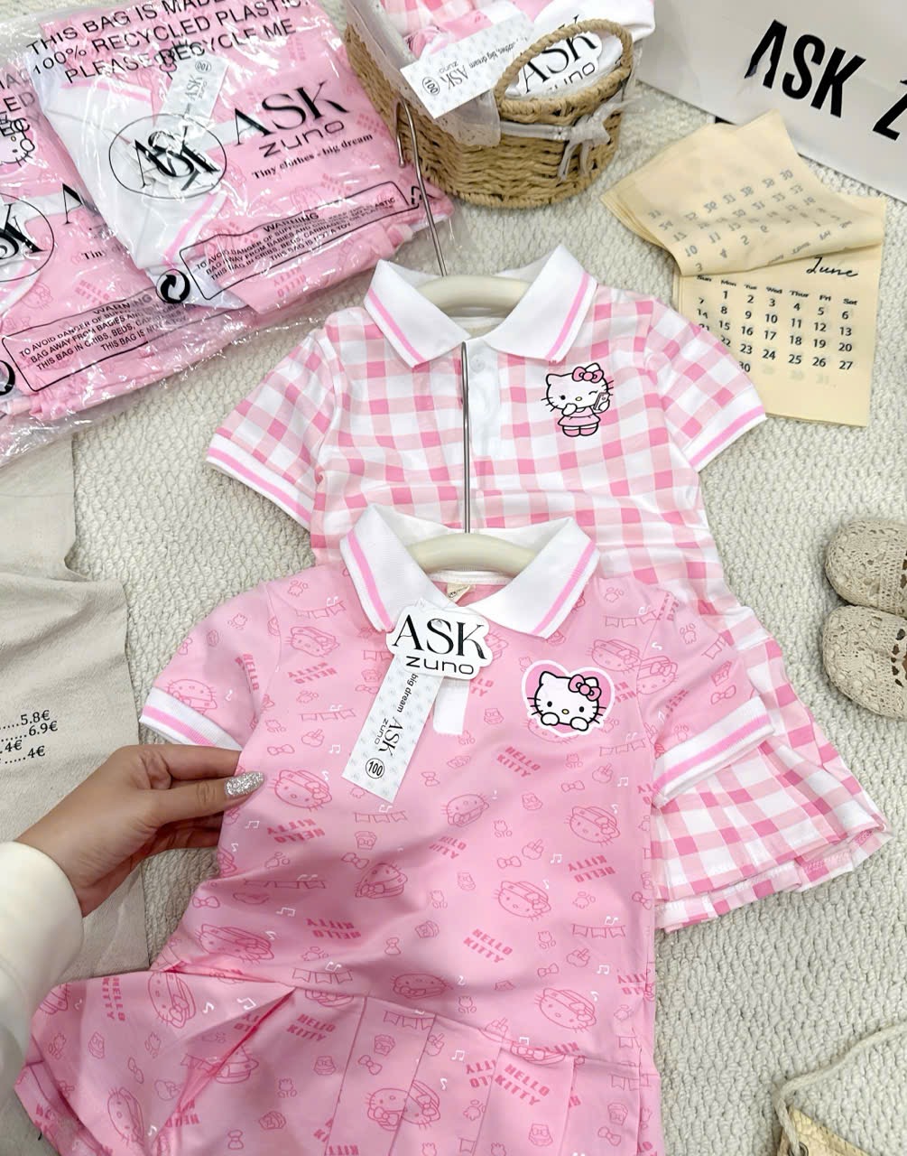VB560 - VÁY BÉ GÁI POLO KITTY HỒNG XẾP LI