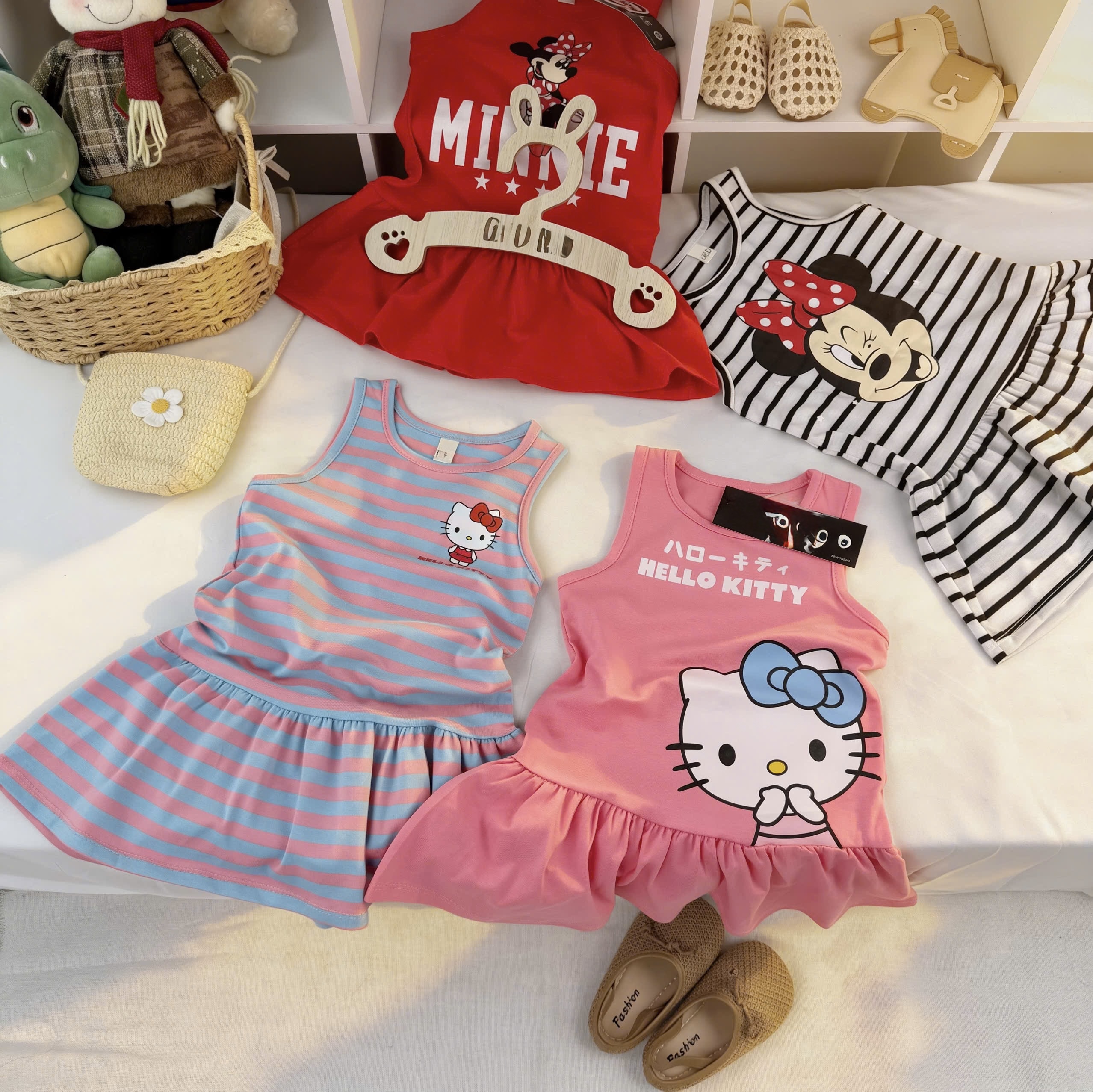 VB562 - SET 2 VÁY BÉ GÁI SÁT NÁCH XOÈ GẤU MICKEY KITTY