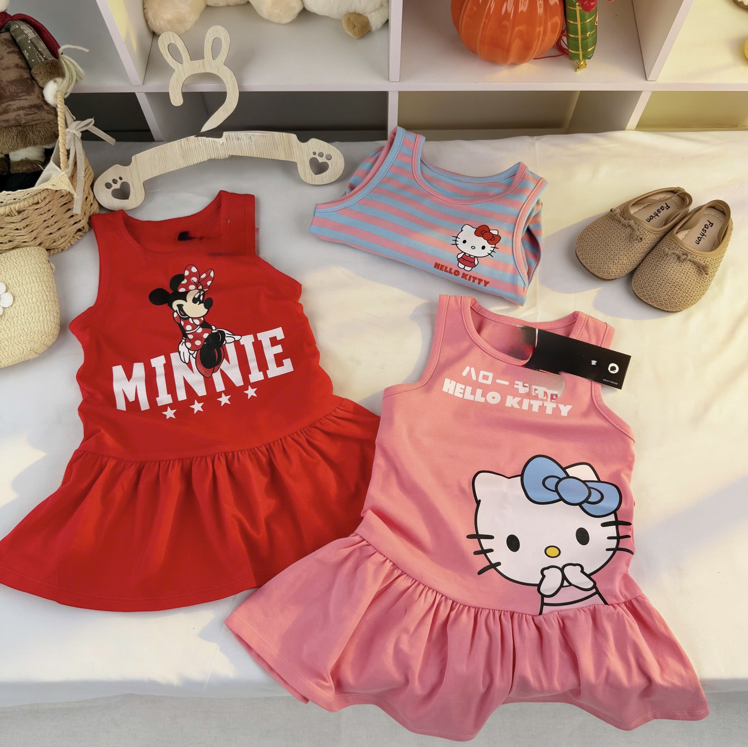 VB562 - SET 2 VÁY BÉ GÁI SÁT NÁCH XOÈ GẤU MICKEY KITTY