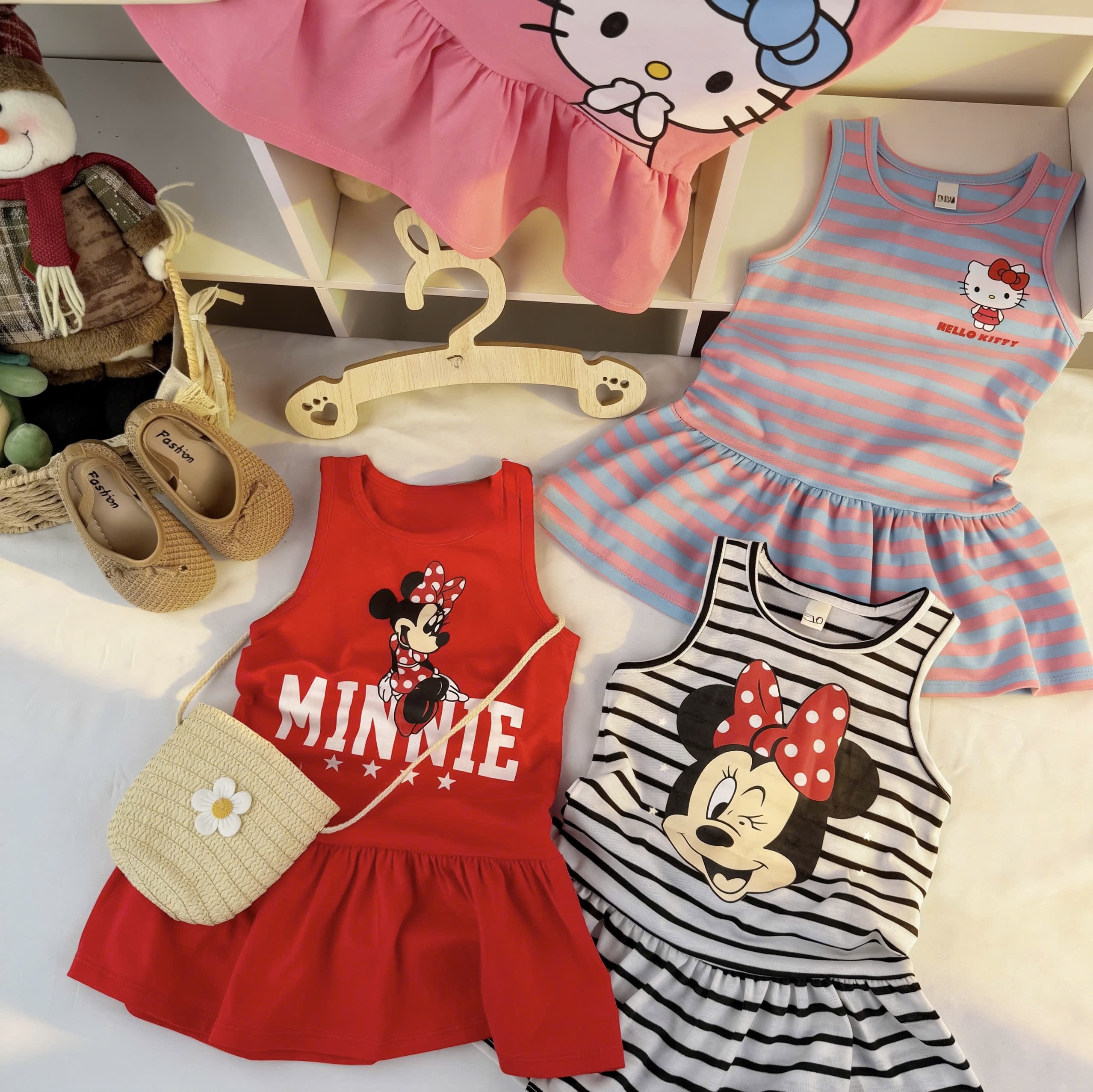 VB562 - SET 2 VÁY BÉ GÁI SÁT NÁCH XOÈ GẤU MICKEY KITTY