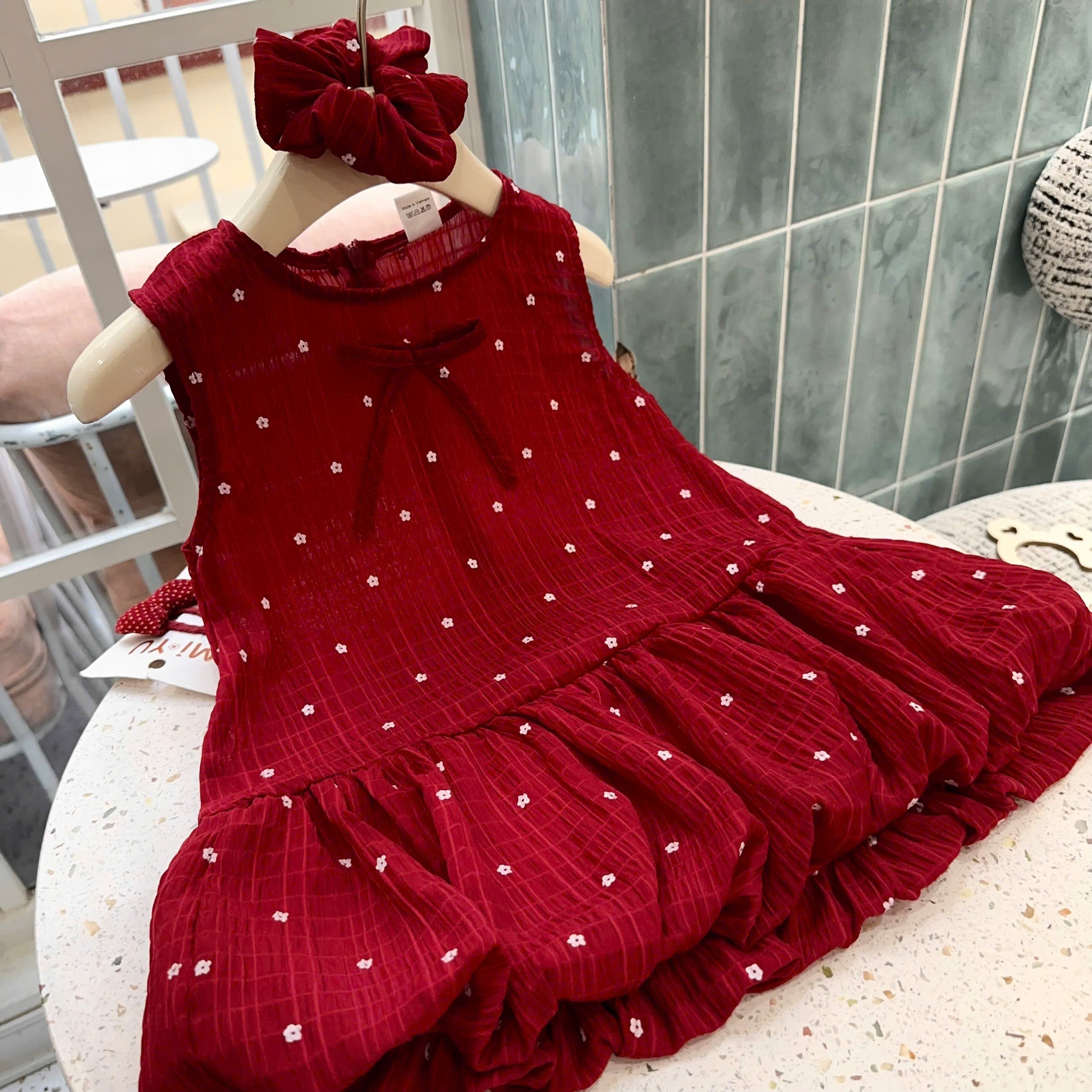 VB565 - VÁY BÉ GÁI ĐỎ VON HOA NHÍ SÁT NÁCH BỒNG