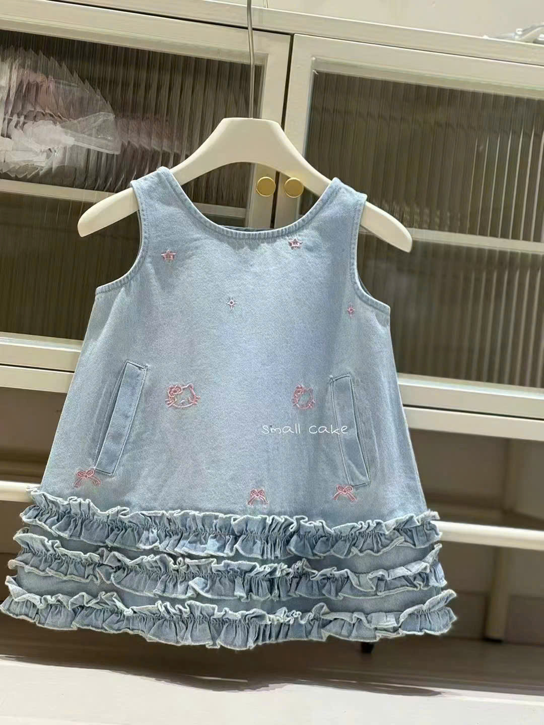 VB566 - VÁY BÉ GÁI JEANS XANH SÁT NÁCH BÈO THÊU MÈO