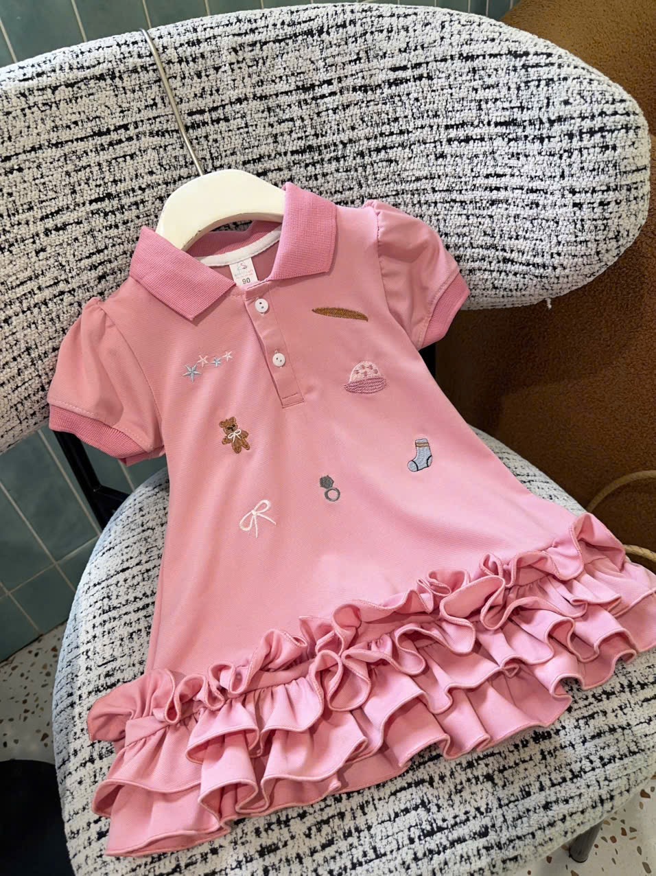 VB567 - VÁY BÉ GÁI POLO CÁ SẤU THÊU GẤU NƠ BÈO GẤU