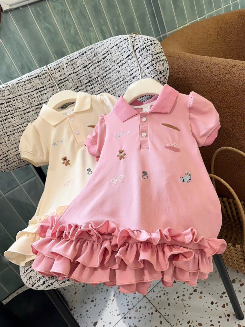 VB567 - VÁY BÉ GÁI POLO CÁ SẤU THÊU GẤU NƠ BÈO GẤU