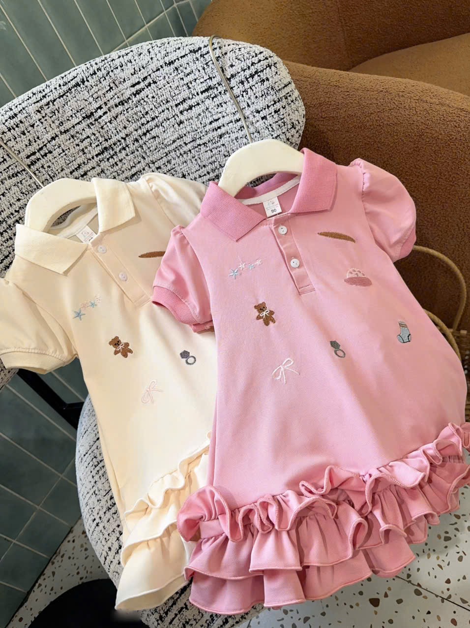 VB567 - VÁY BÉ GÁI POLO CÁ SẤU THÊU GẤU NƠ BÈO GẤU