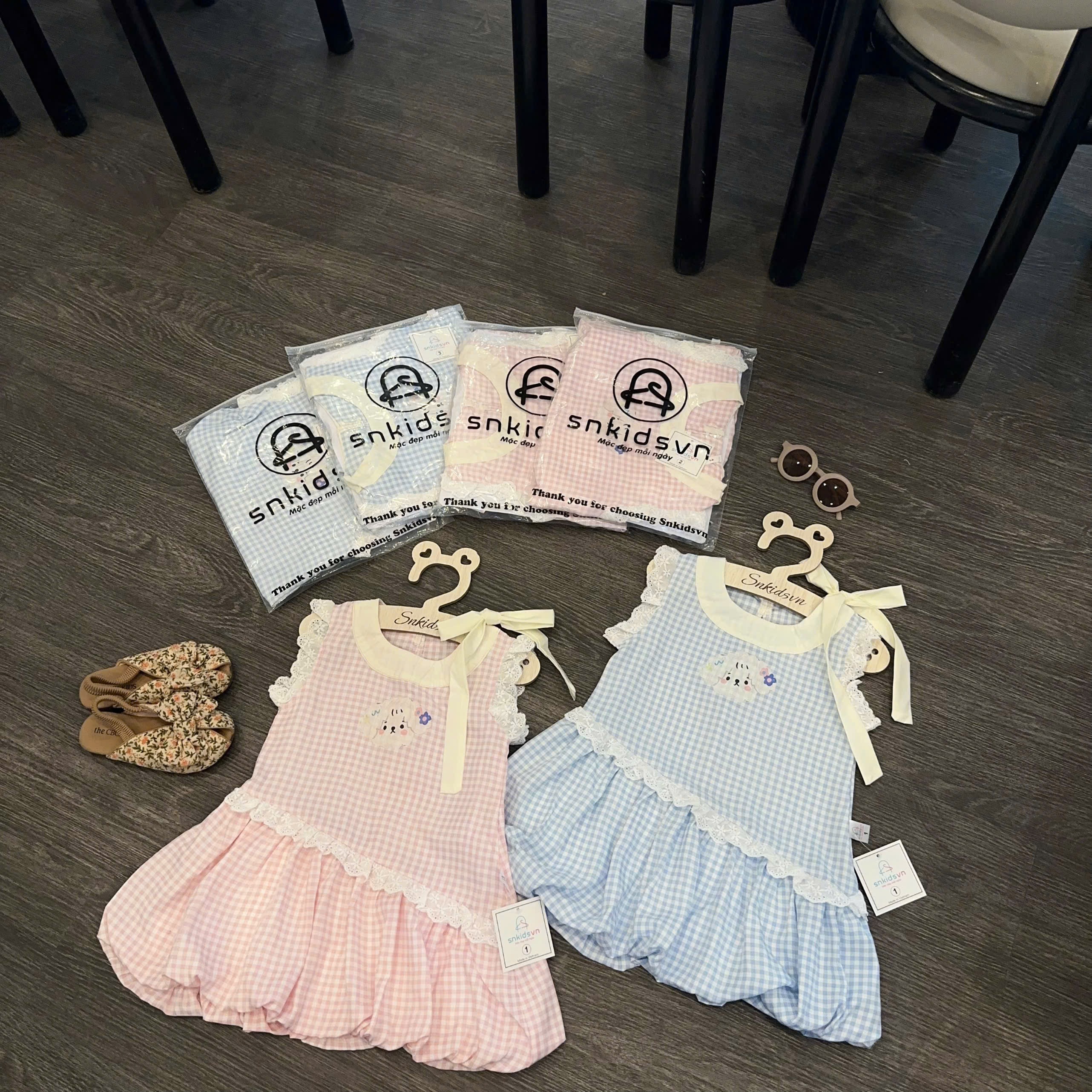 VB568 - VÁY BÉ GÁI KẺ CARO BỒNG BÍ REN CHÉO