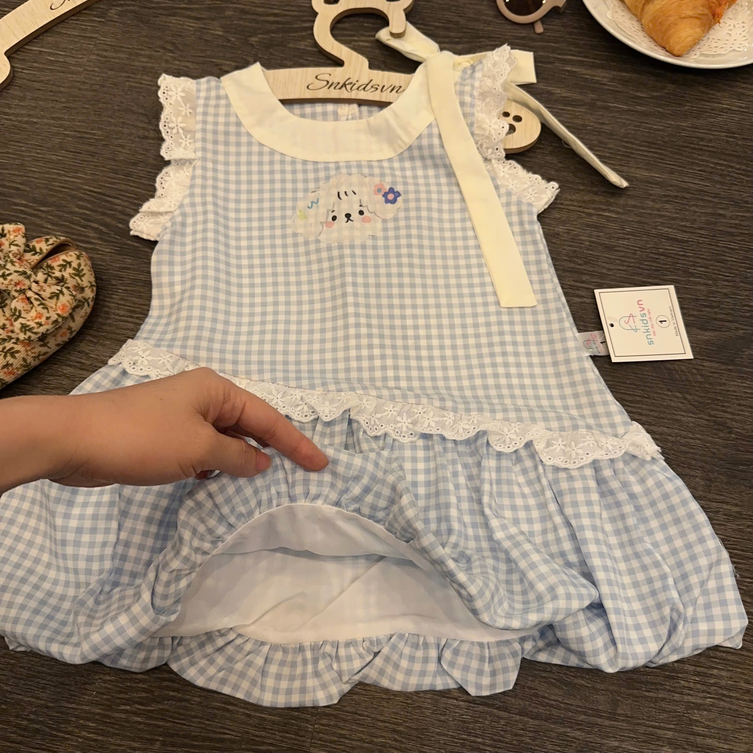 VB568 - VÁY BÉ GÁI KẺ CARO BỒNG BÍ REN CHÉO