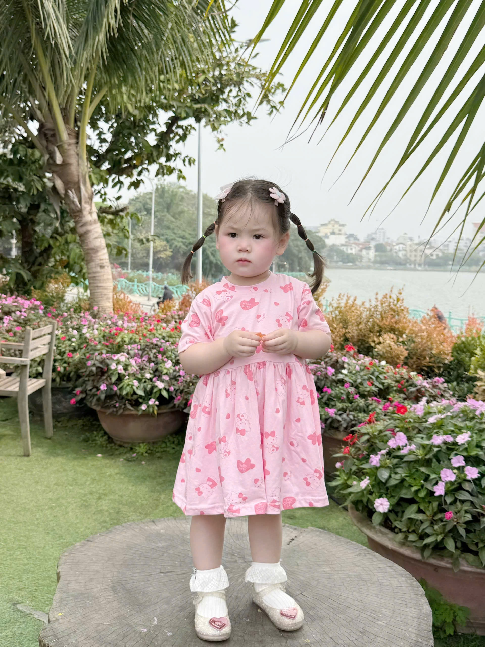 VB569 - SET 2 VÁY BÉ GÁI NƠ KITTY hồng be