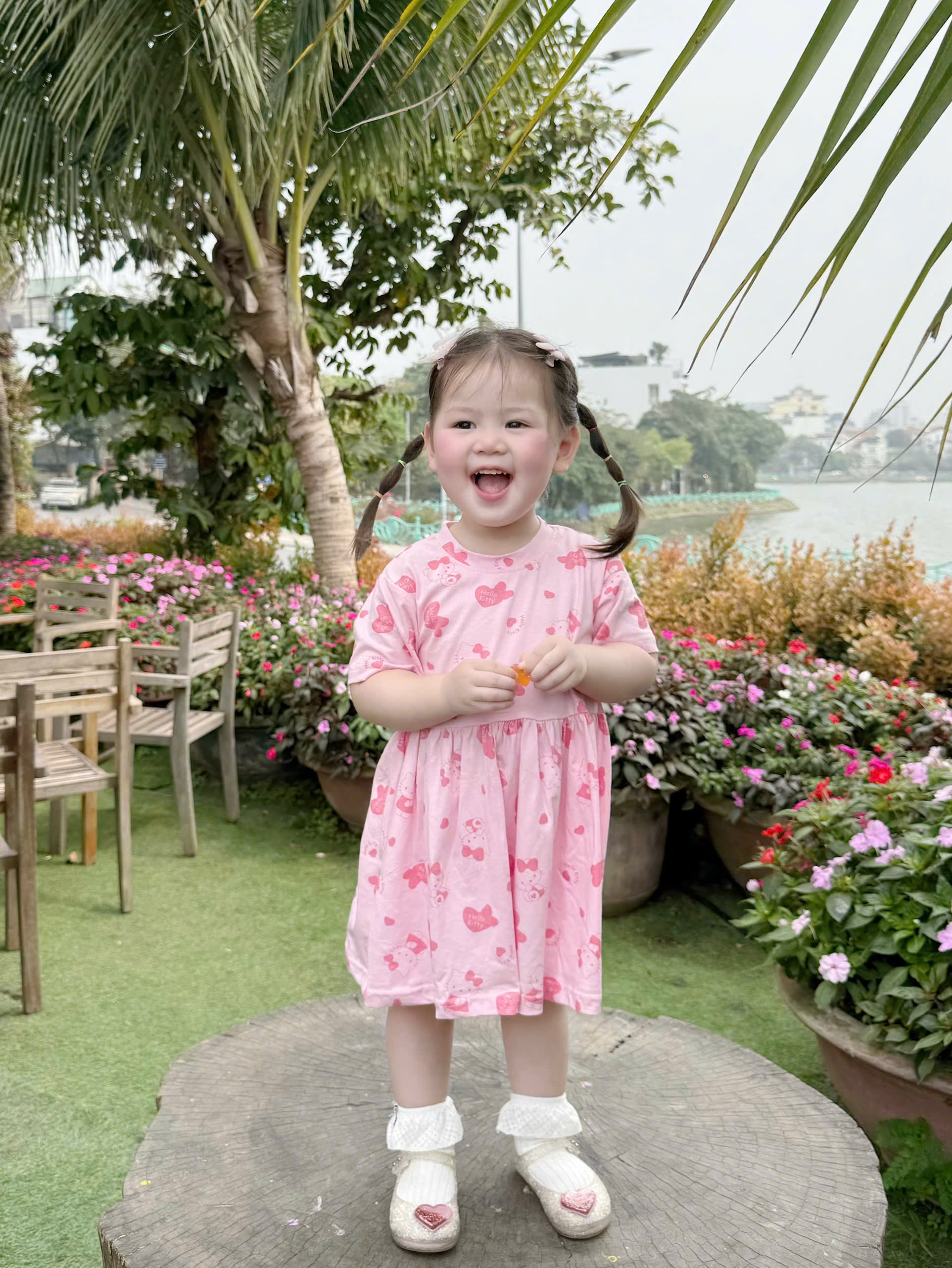 VB569 - SET 2 VÁY BÉ GÁI NƠ KITTY hồng be