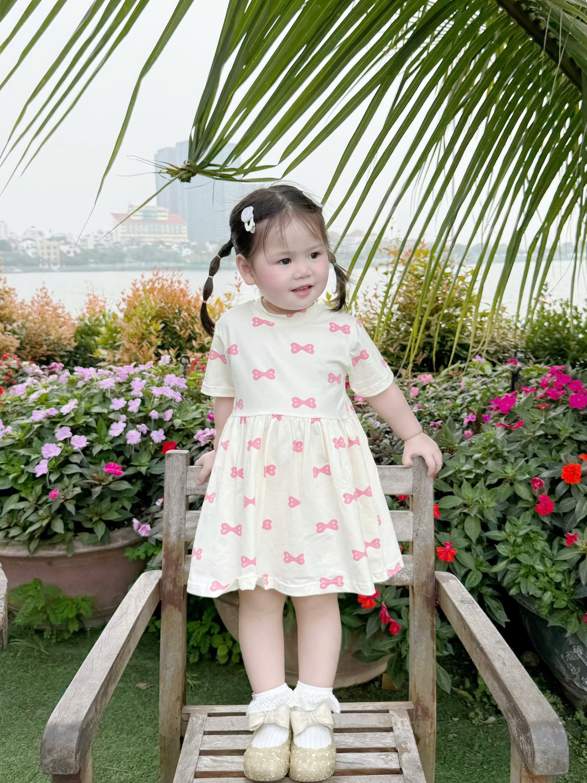 VB569 - SET 2 VÁY BÉ GÁI NƠ KITTY hồng be