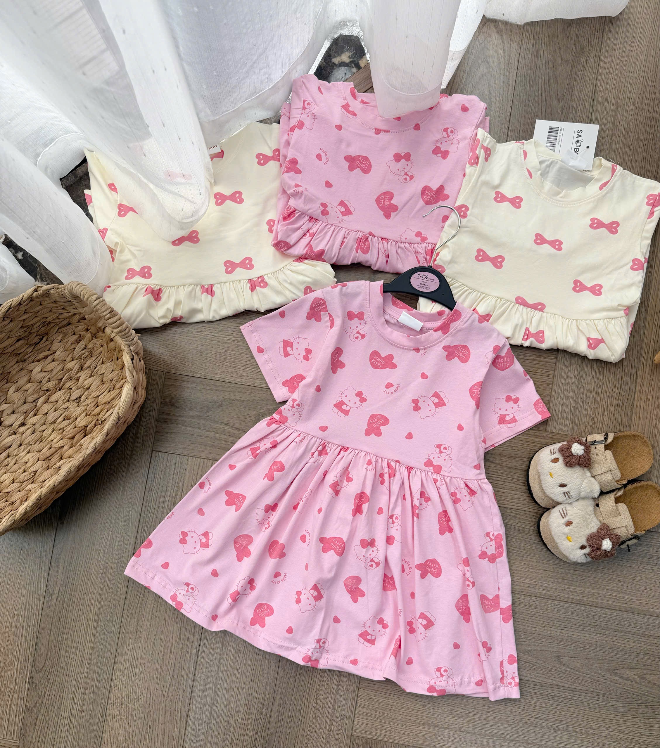 VB569 - SET 2 VÁY BÉ GÁI NƠ KITTY hồng be