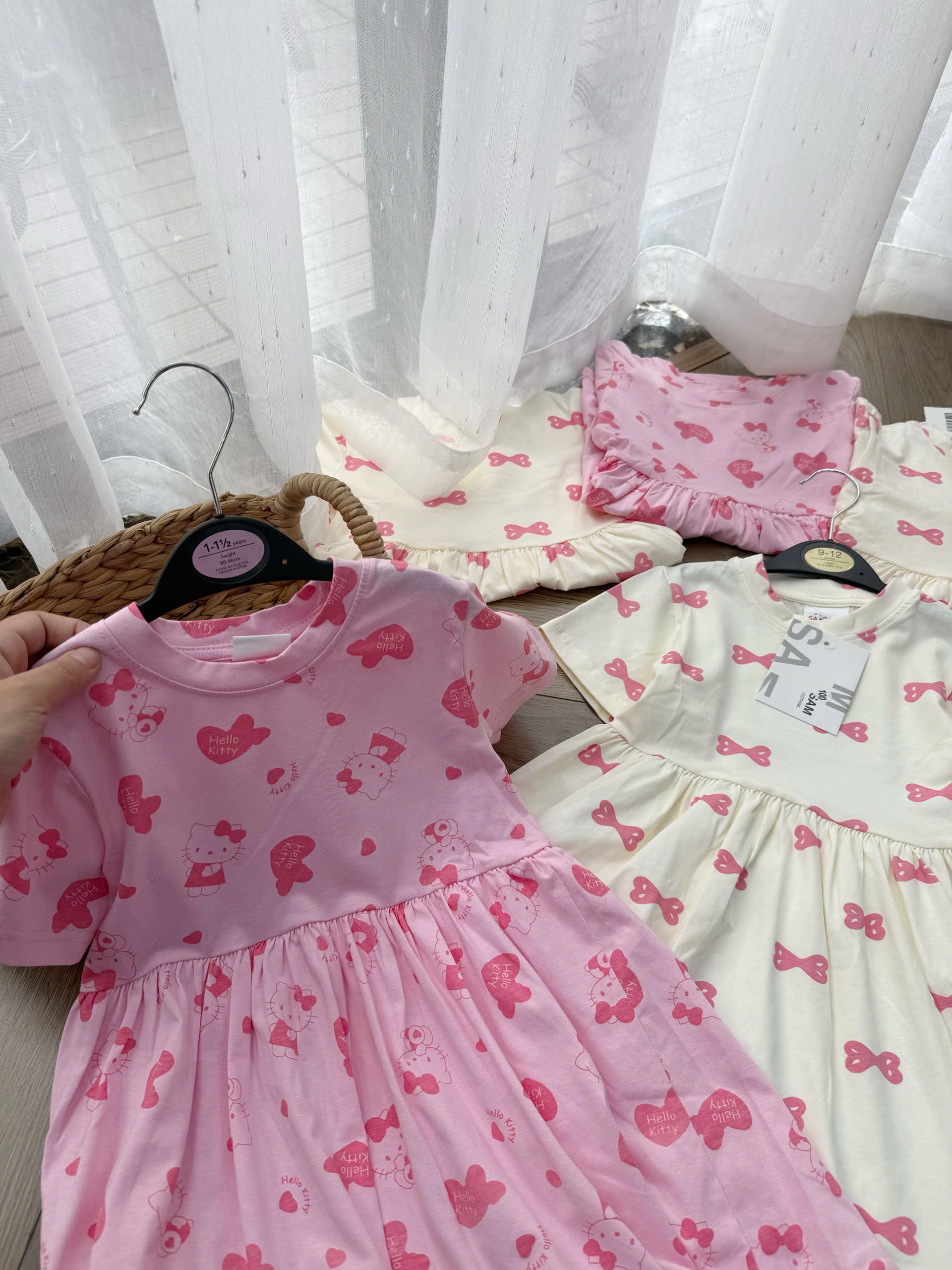 VB569 - SET 2 VÁY BÉ GÁI NƠ KITTY hồng be
