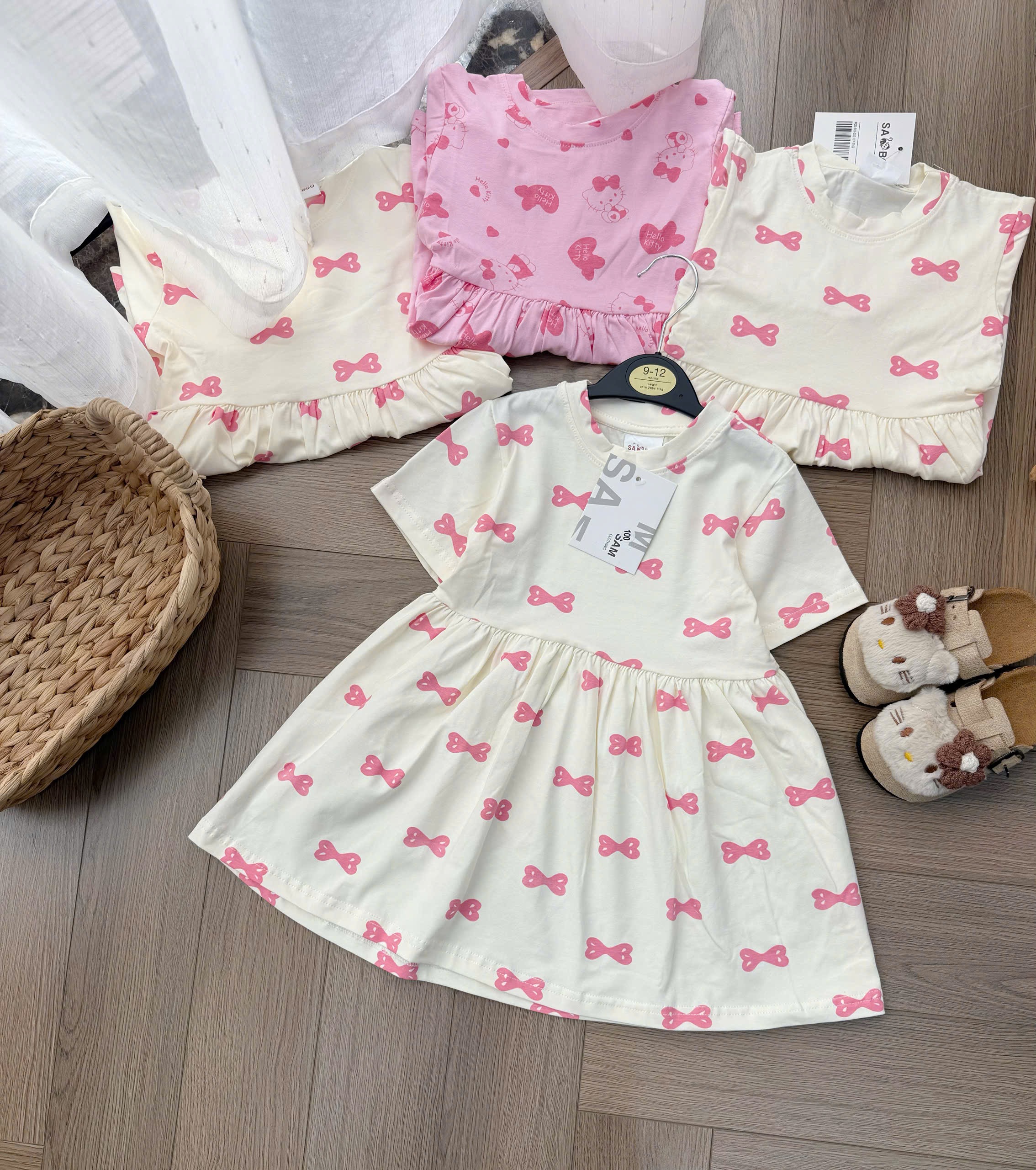 VB569 - SET 2 VÁY BÉ GÁI NƠ KITTY hồng be