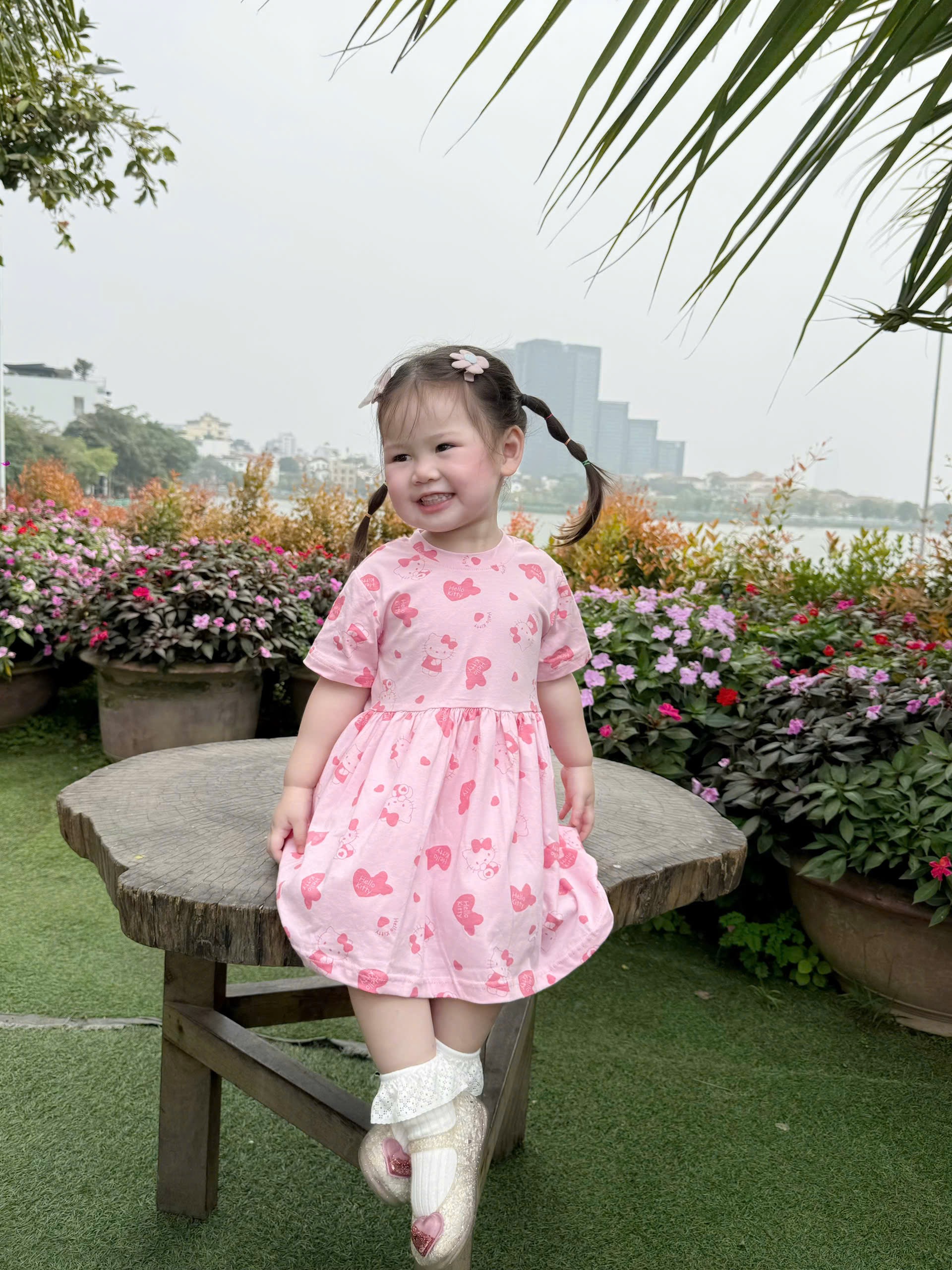 VB569 - SET 2 VÁY BÉ GÁI NƠ KITTY hồng be