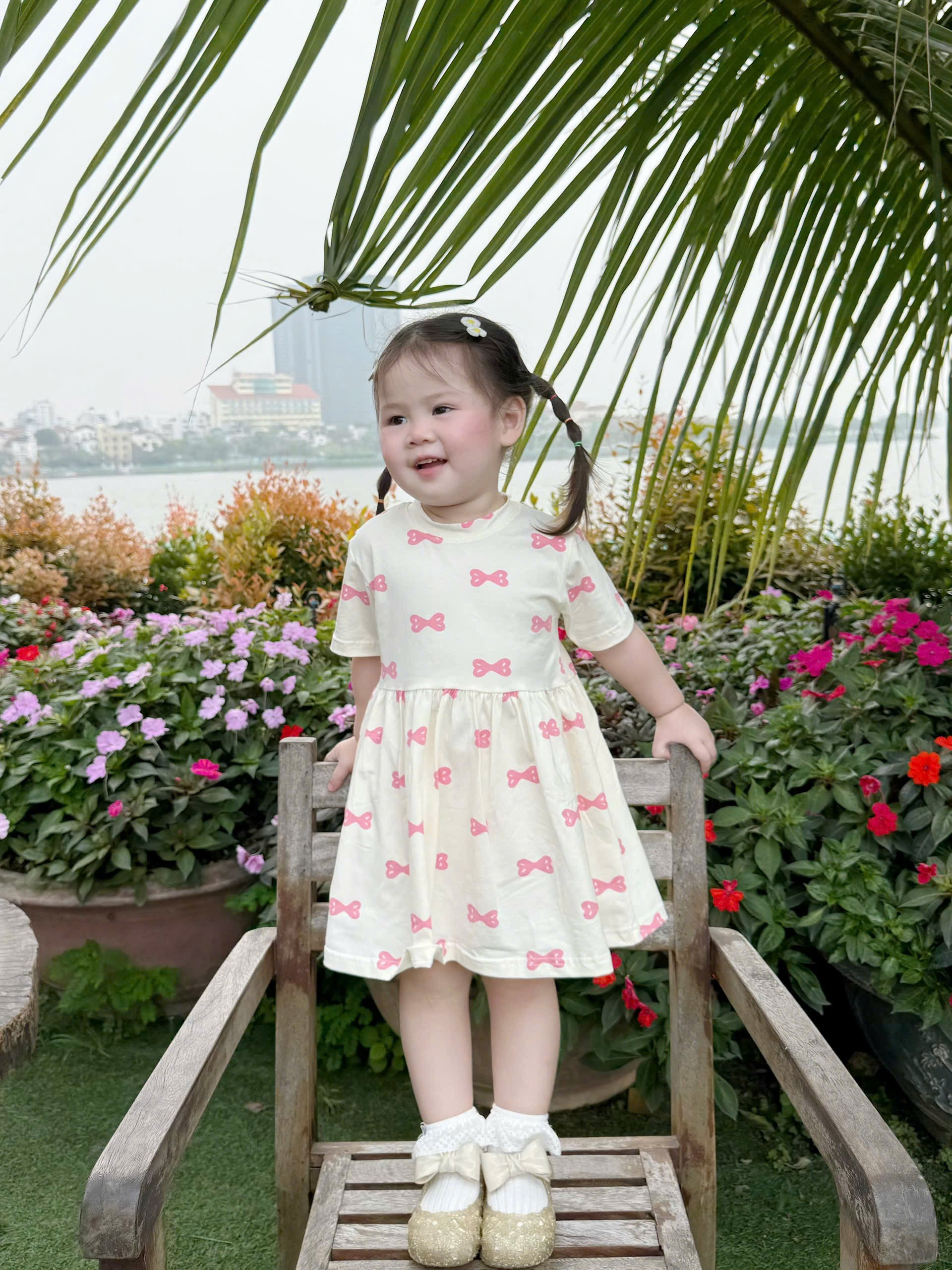 VB569 - SET 2 VÁY BÉ GÁI NƠ KITTY hồng be