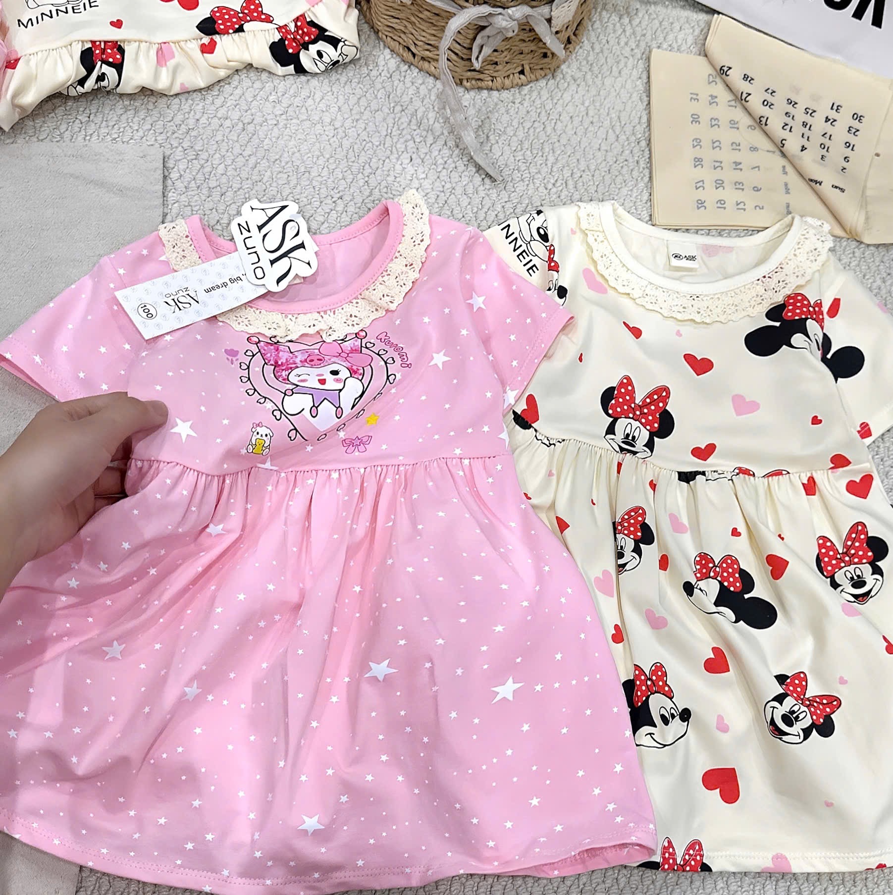 VB572 - SET 2 VÁY BÉ GÁI MICKEY KUROMI CỔ REN hồng be