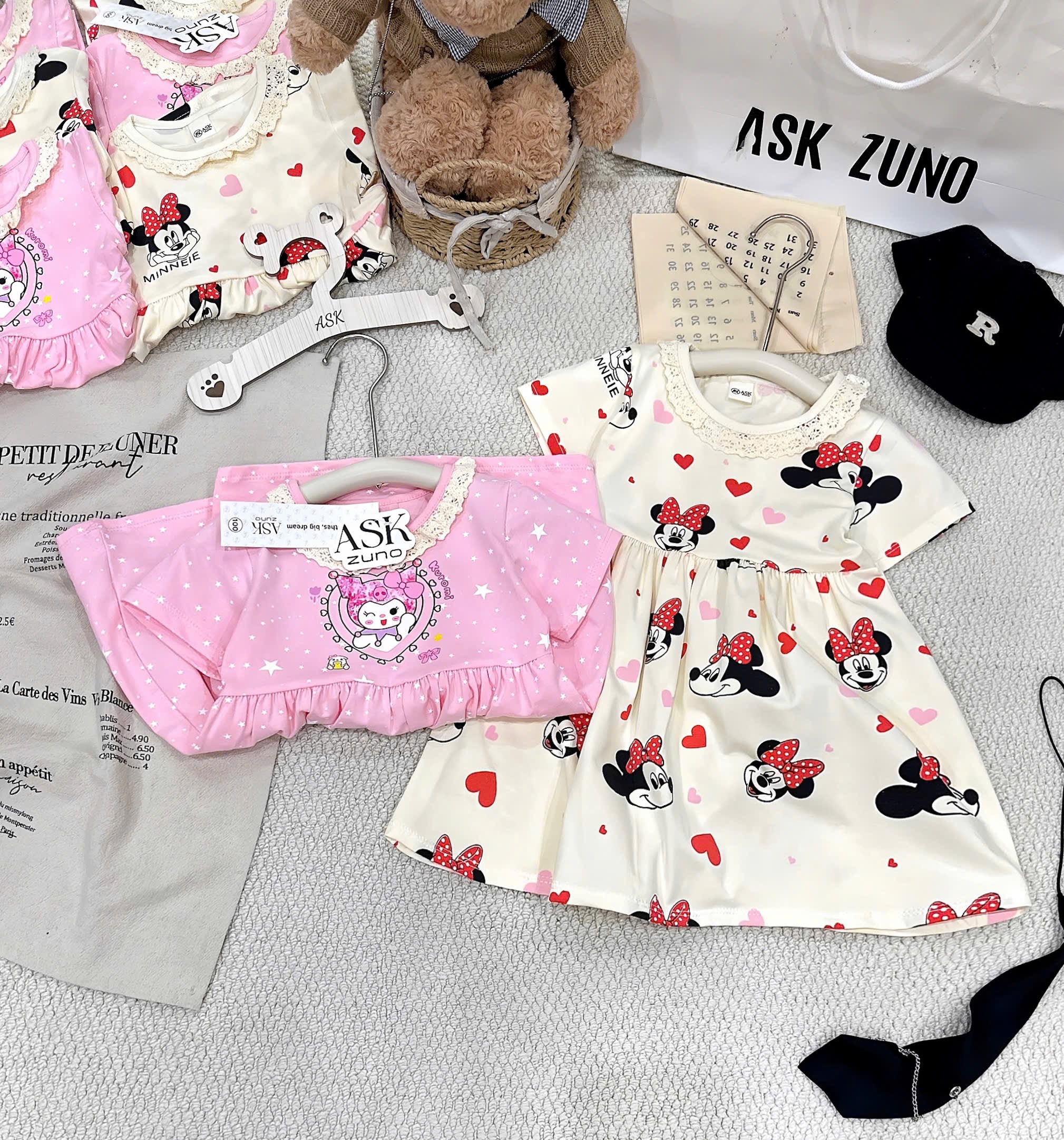VB572 - SET 2 VÁY BÉ GÁI MICKEY KUROMI CỔ REN hồng be