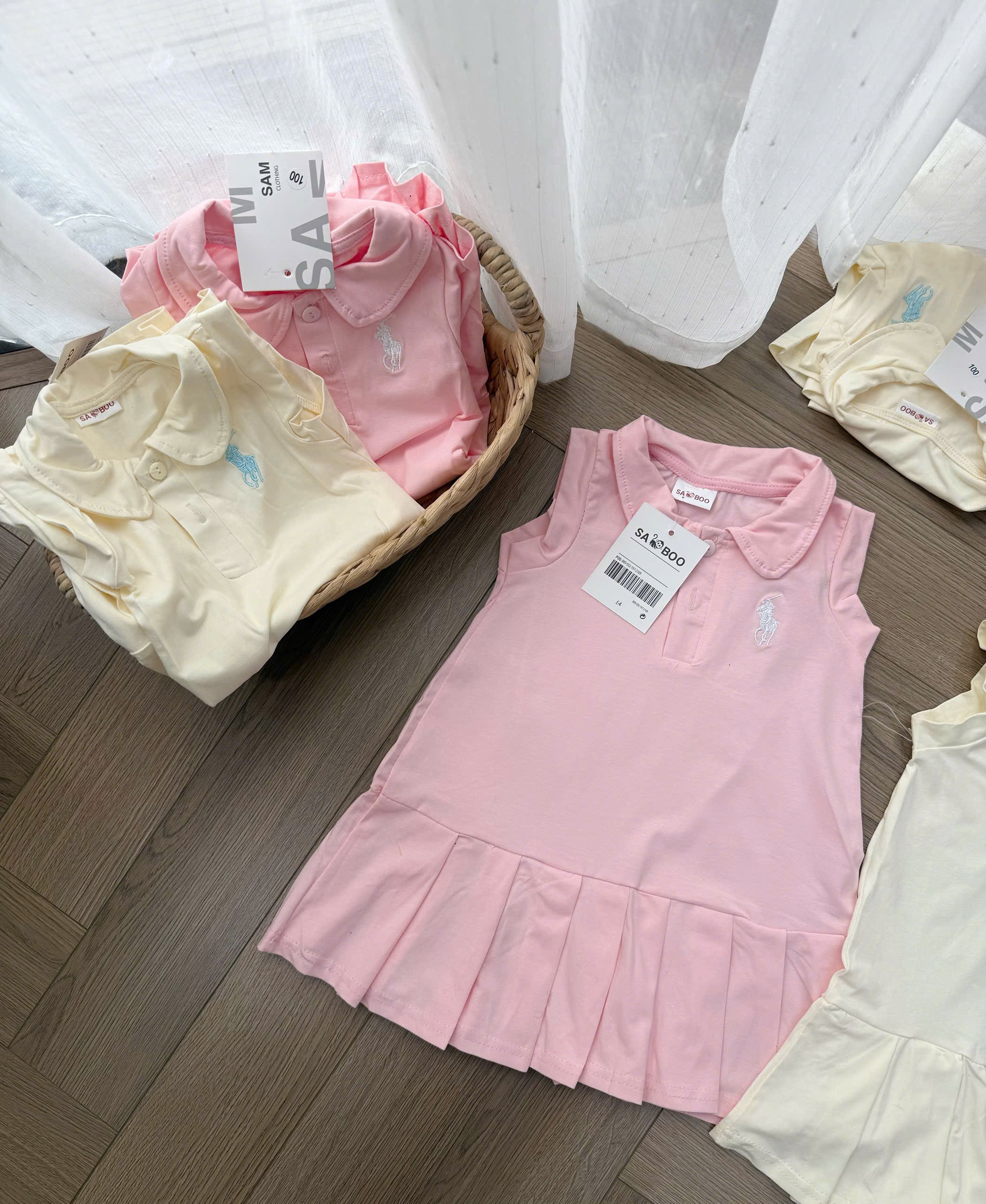 VB577 - SET 2 VÁY BÉ GÁI SÁT NÁCH CỔ SEN THÊU NGỰA XẾP LY