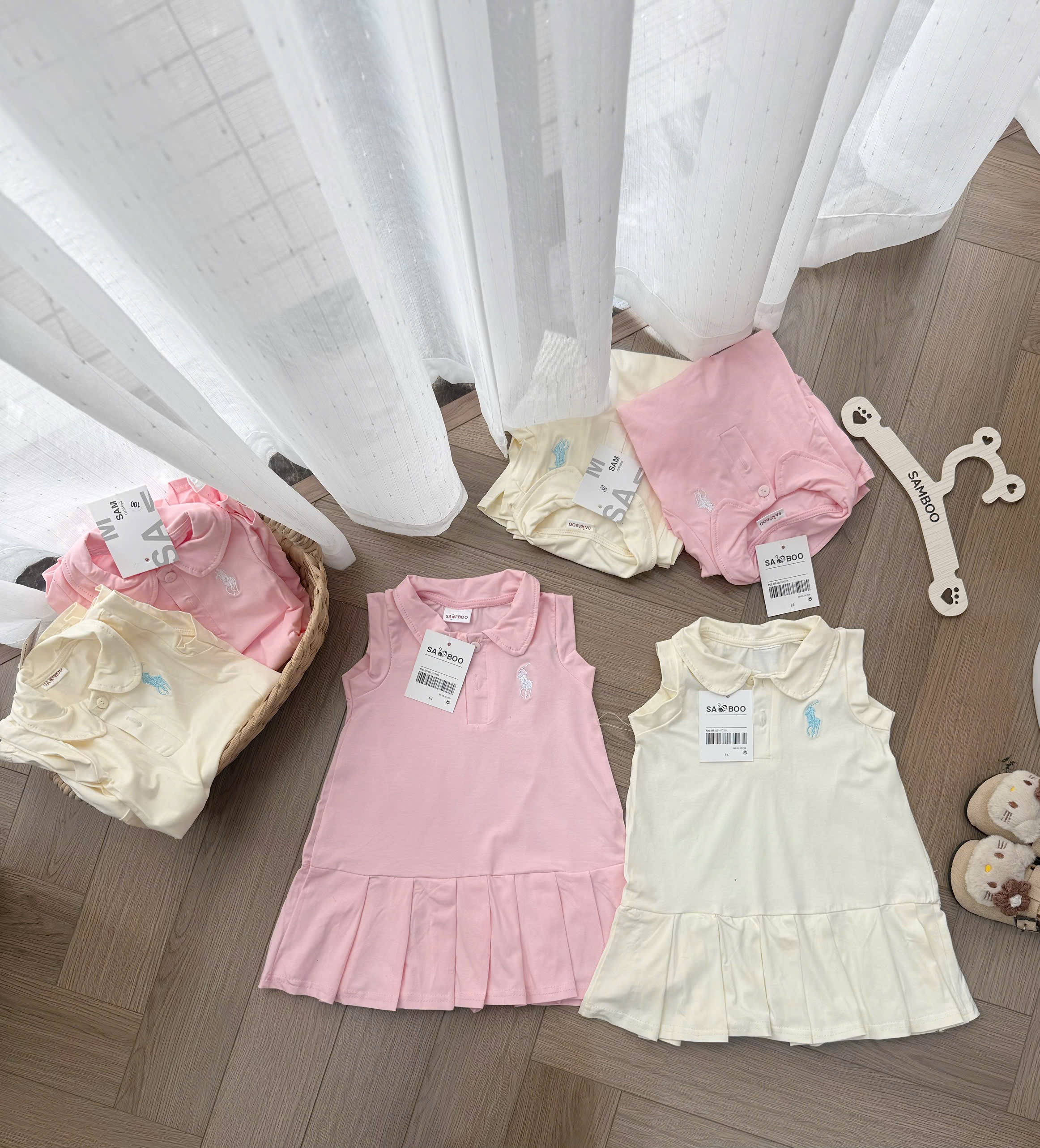 VB577 - SET 2 VÁY BÉ GÁI SÁT NÁCH CỔ SEN THÊU NGỰA XẾP LY