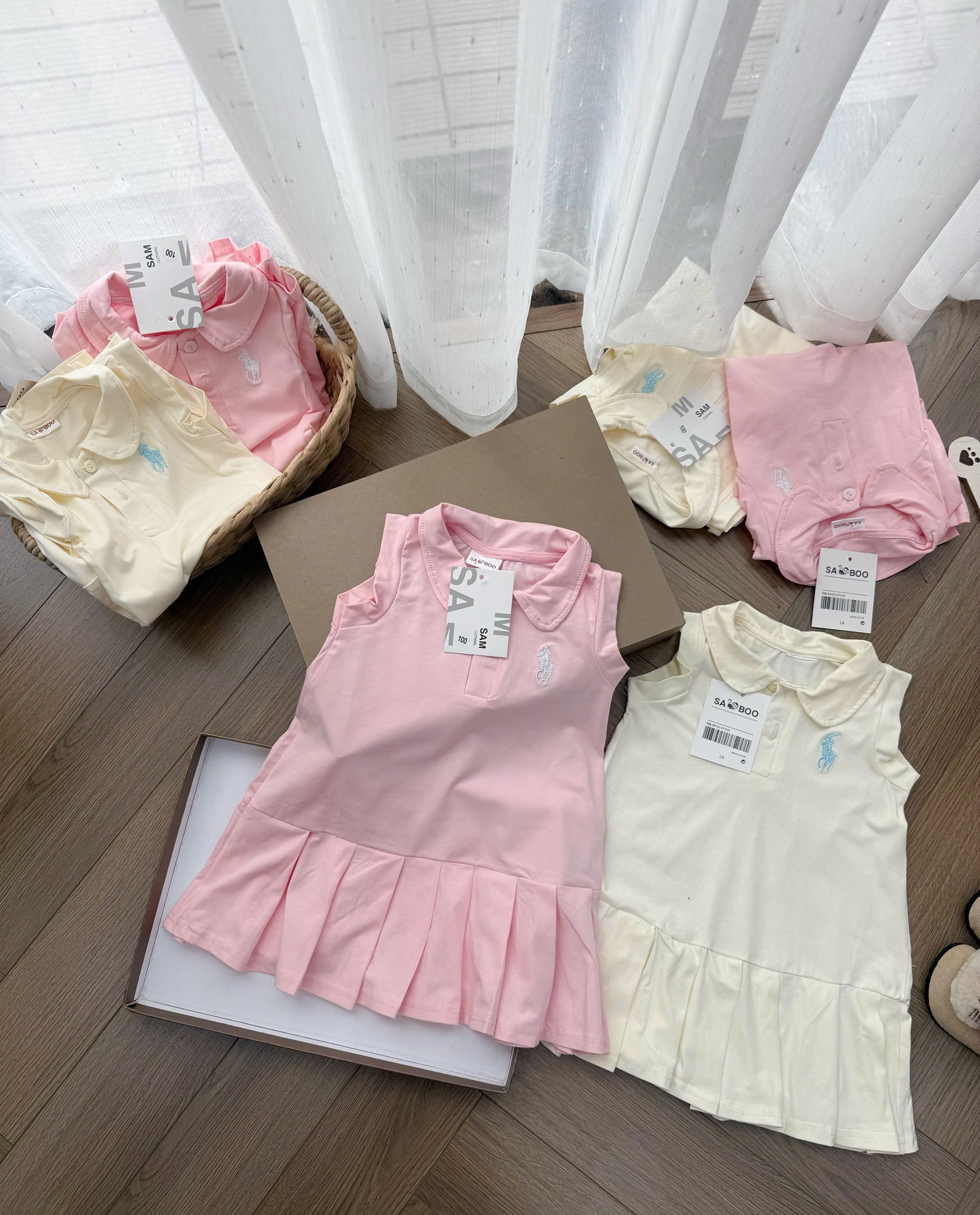 VB577 - SET 2 VÁY BÉ GÁI SÁT NÁCH CỔ SEN THÊU NGỰA XẾP LY