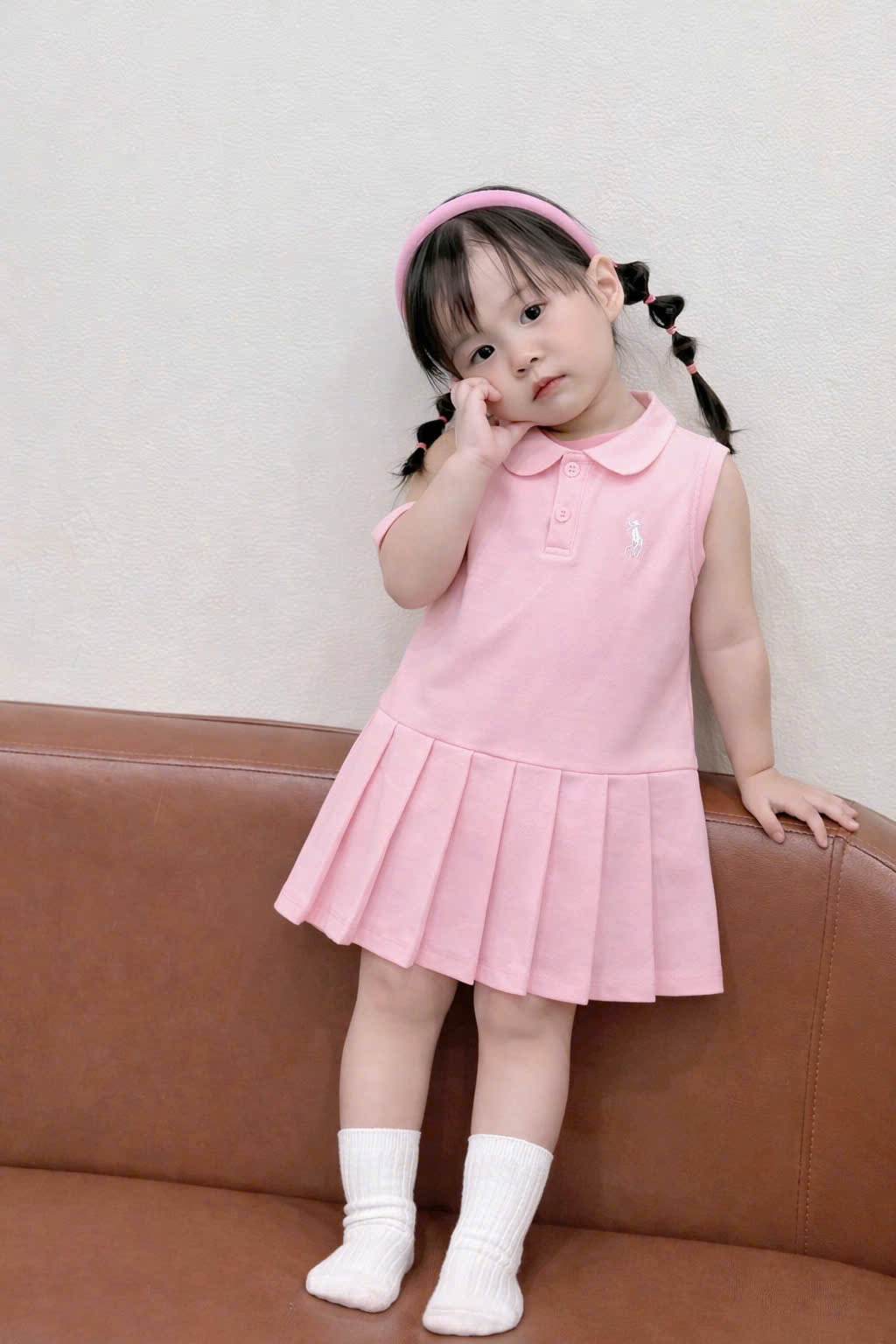 VB577 - SET 2 VÁY BÉ GÁI SÁT NÁCH CỔ SEN THÊU NGỰA XẾP LY