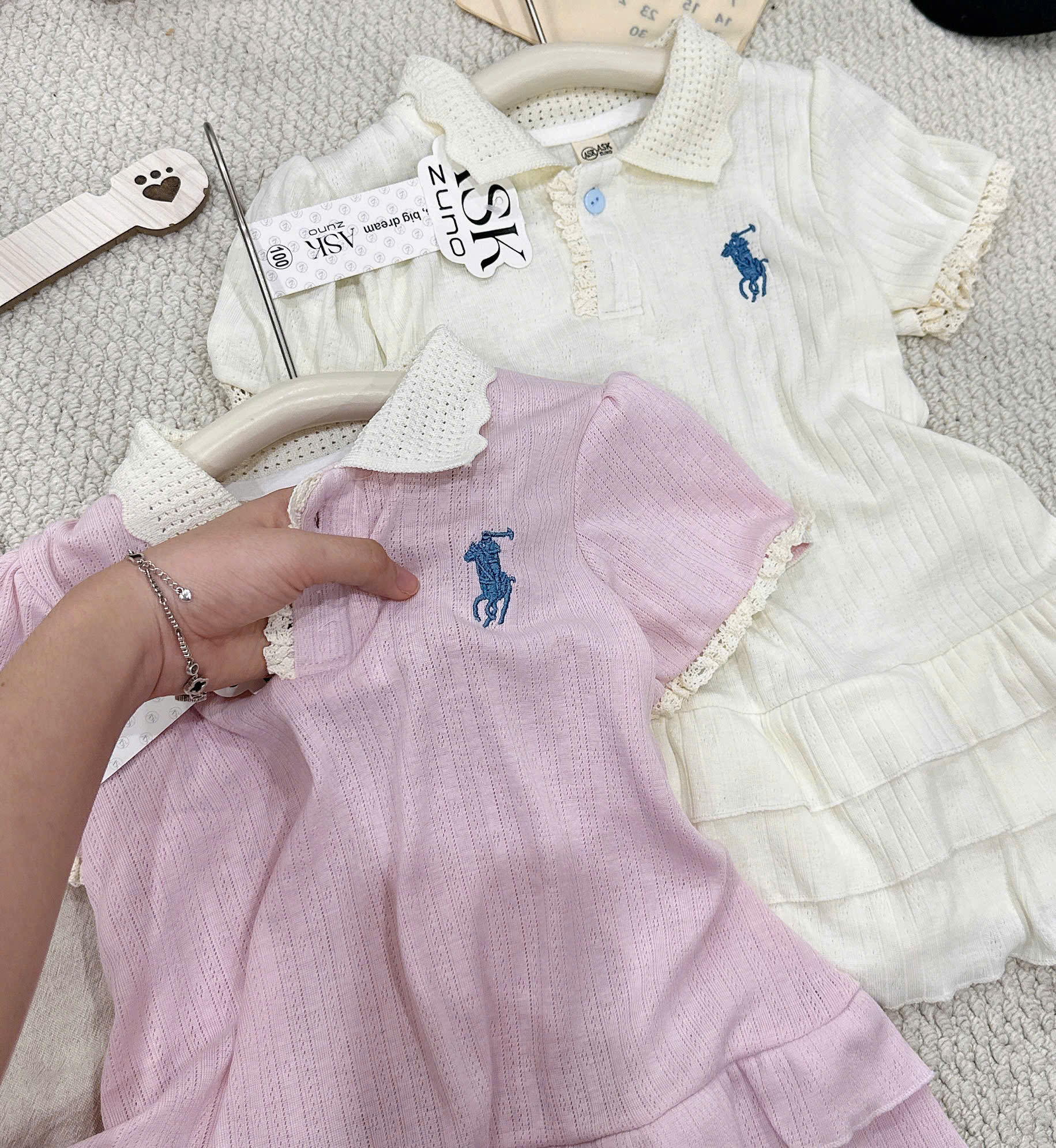 VB580 - VÁY POLO BÉ GÁI TĂM THÊU KỊ SĨ BÈO TẦNG